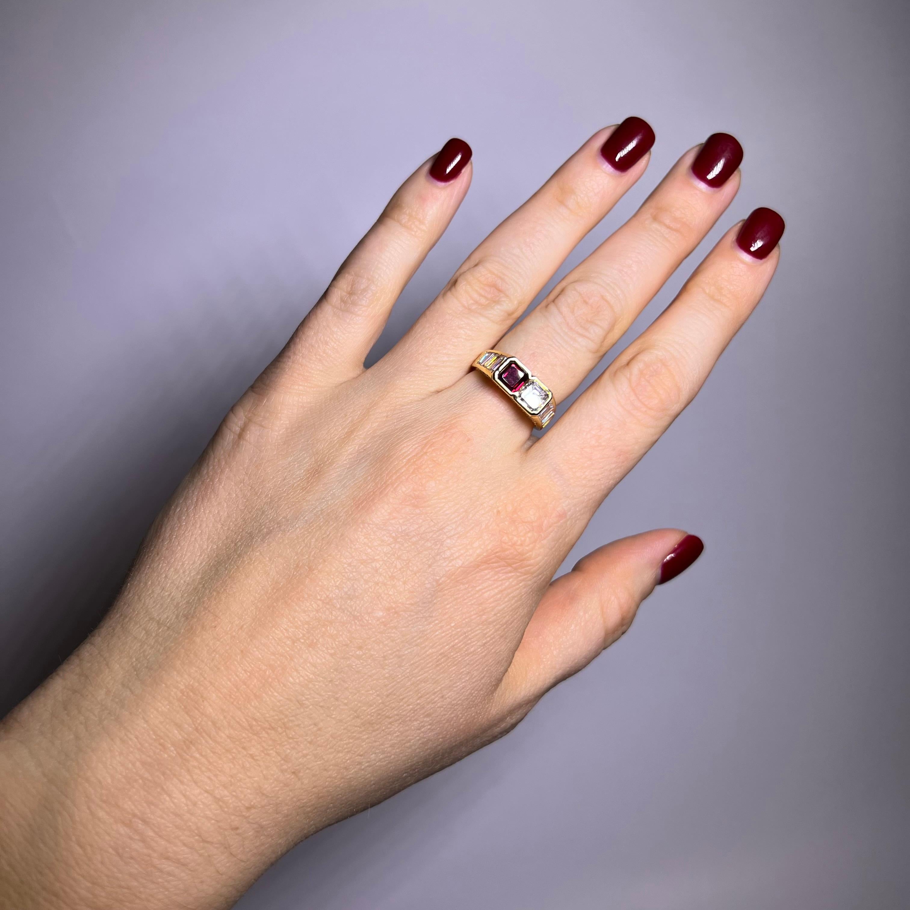 Taglio Asscher Anello con rubino e diamanti in oro giallo 18 carati in vendita