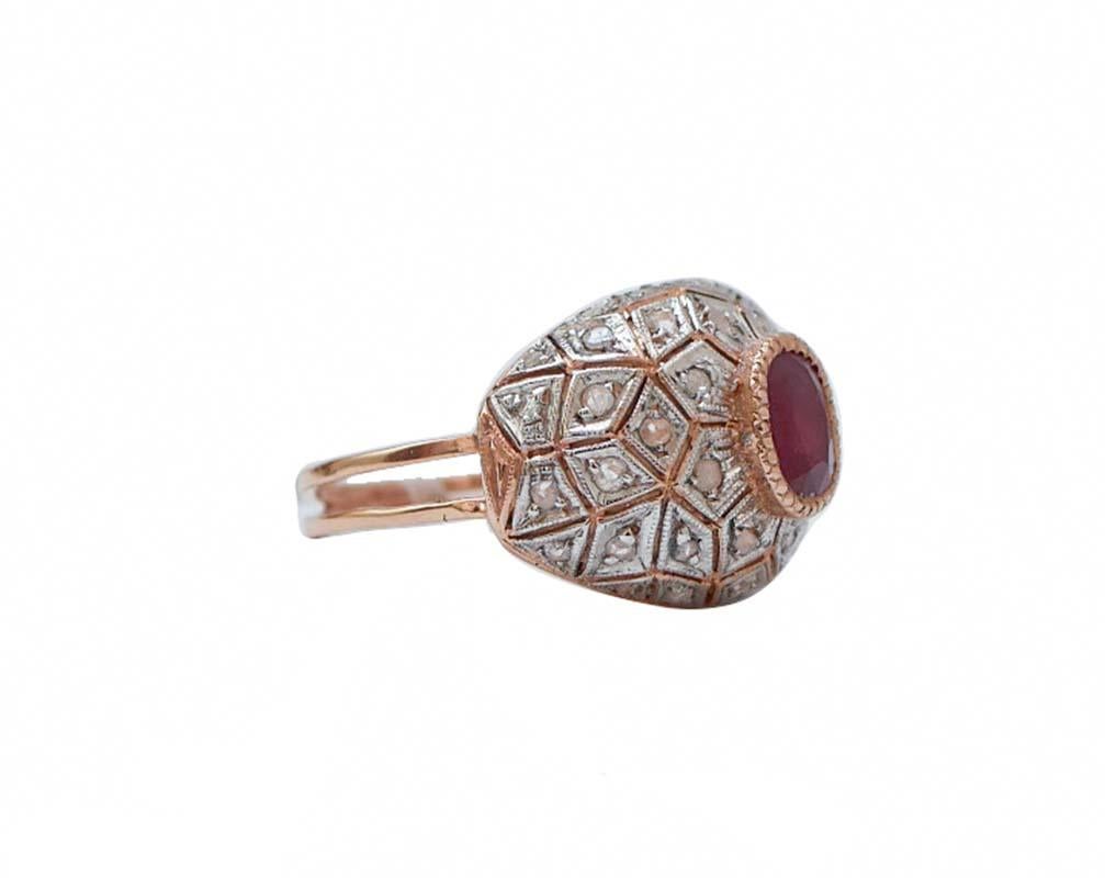 Anello Retrò in oro rosa 9 kt e struttura in argento con rubino centrale circondato da una cornice di diamanti.
Questo anello è stato realizzato totalmente a mano da maestri orafi italiani ed è in perfette condizioni.
Diamanti 0.43 ct
Rubino 1,49