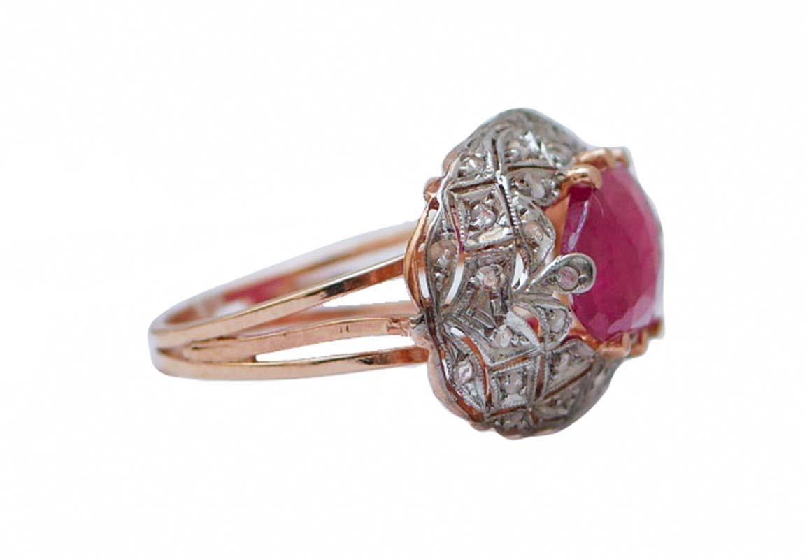 Incredibile anello in oro rosa 9 kt e struttura in argento con rubino centrale circondato da una cornice di diamanti.
Questo anello è stato realizzato totalmente a mano da maestri orafi italiani ed è in perfette condizioni.
Diamanti 0,32 ct
Rubino
