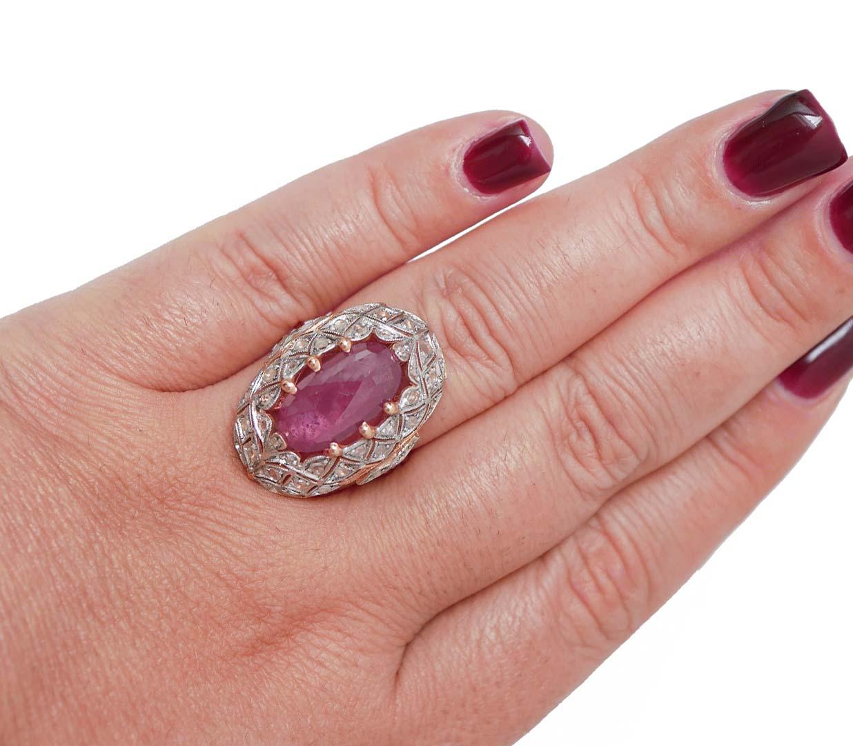 Anello con rubino, diamanti, oro rosa e argento. In condizioni buone in vendita a Marcianise, Marcianise (CE)