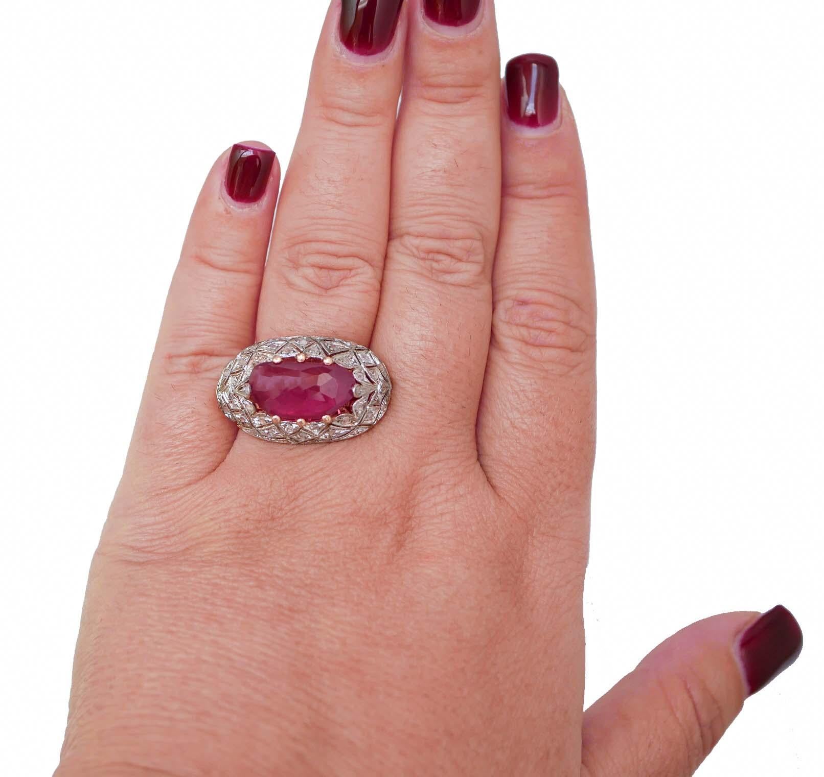 Donna Anello con rubino, diamanti, oro rosa e argento. in vendita