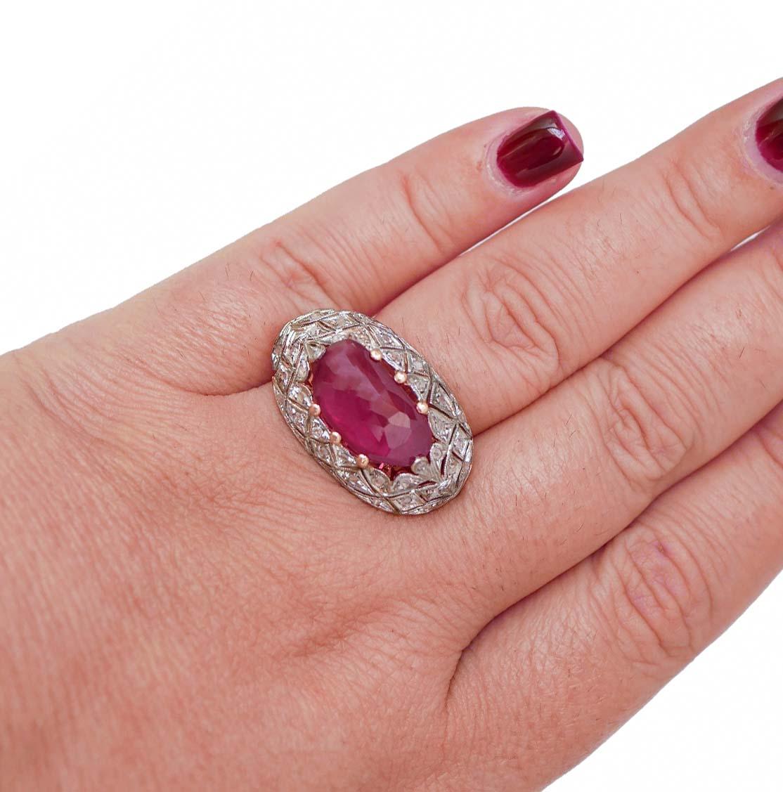 Anello con rubino, diamanti, oro rosa e argento. in vendita 1