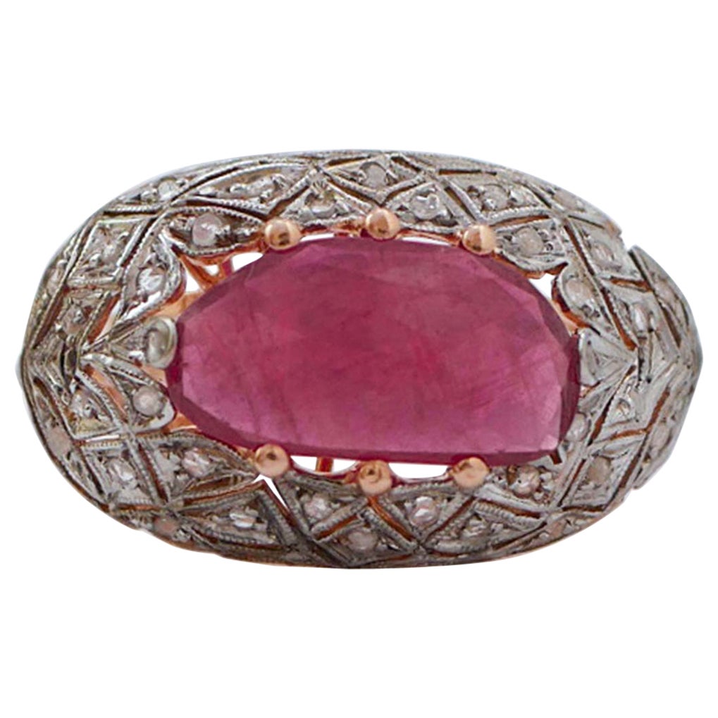 Anello con rubino, diamanti, oro rosa e argento.