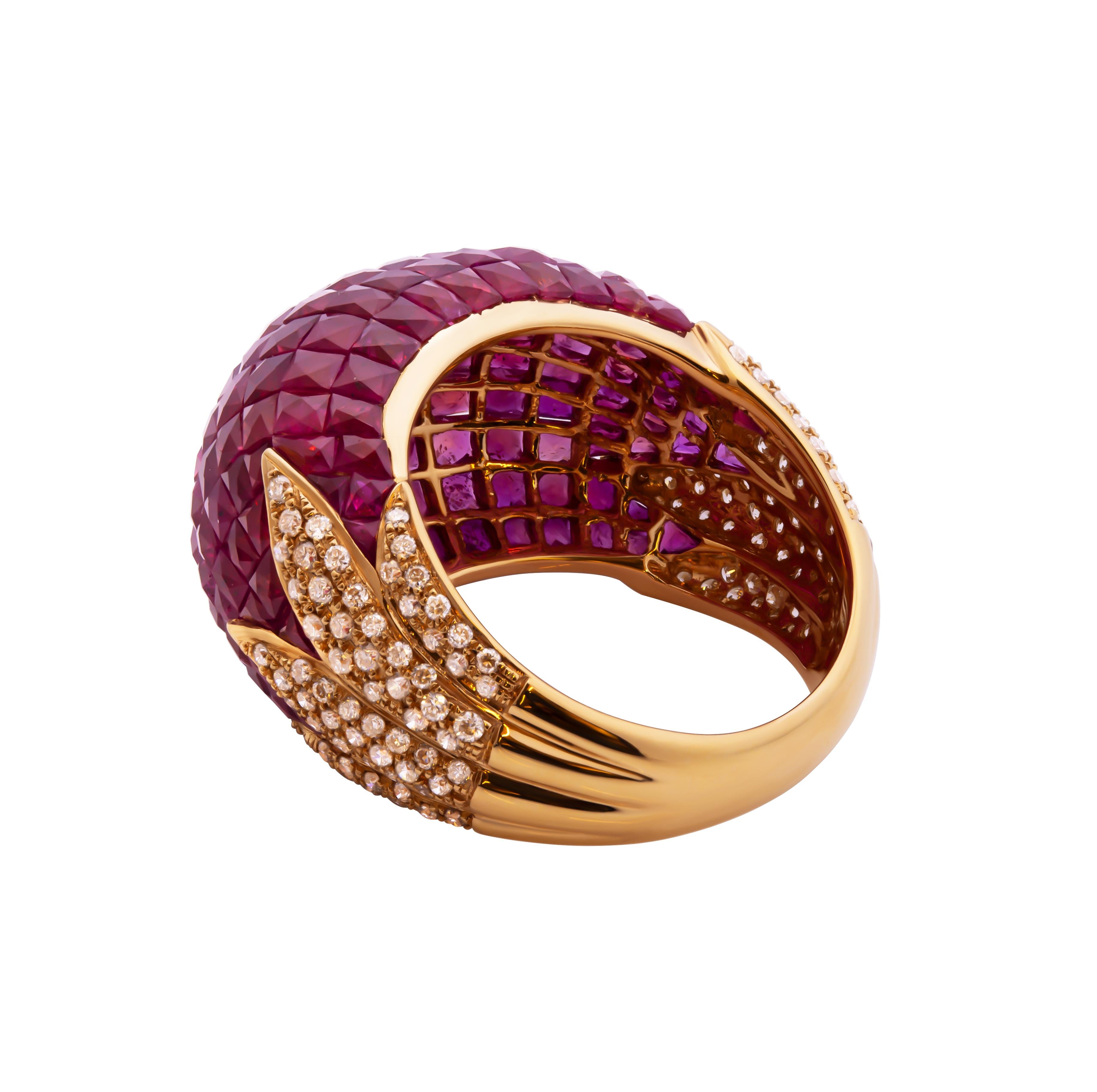 Rubin-Kuppelring aus 18k Rose Gold
Runde Diamanten sind 0,66ct -  130 Steine 
Rubine von insgesamt 9,03ct - 150 Steine
Größe 6.75