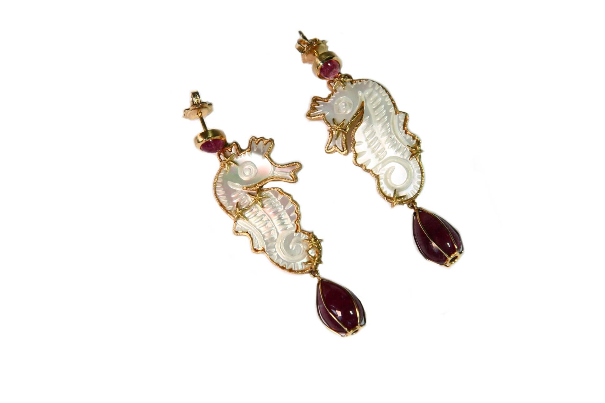 Taille mixte Boucles d'oreilles en goutte en or 18 carats avec rubis, nacre et tourmaline sculptée en forme de chevaux de mer en vente