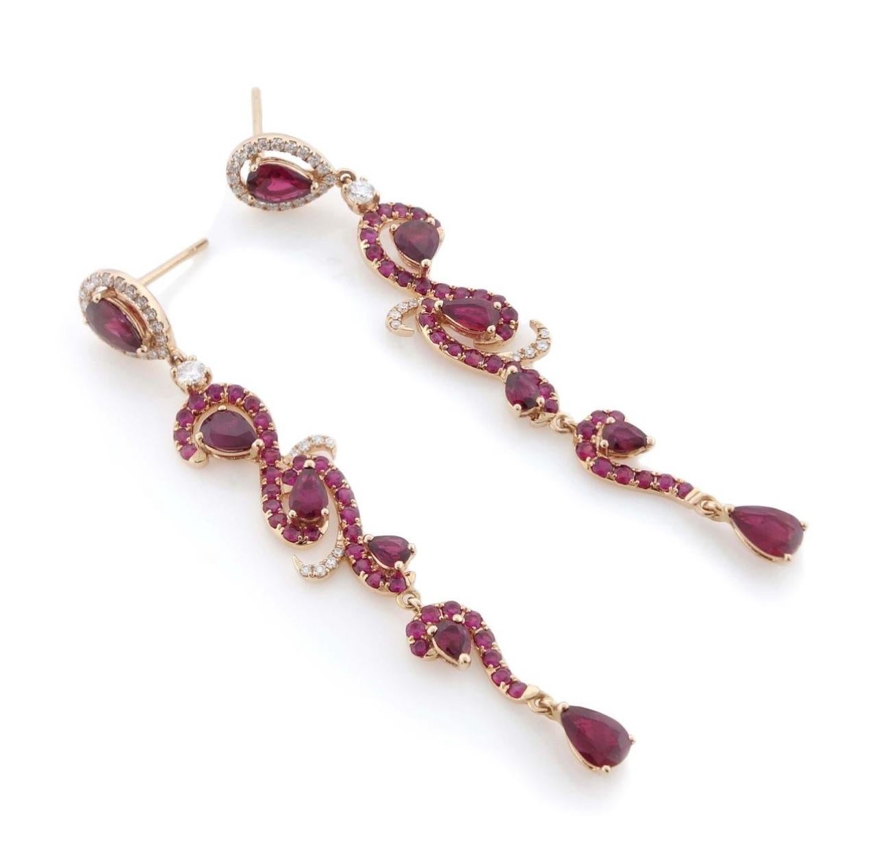 Estos exquisitos Pendientes Colgantes de Rubí son una auténtica declaración de lujo y gracia. El intrincado diseño, engastado en oro rosa de 18 quilates, presenta una brillante combinación de 84 centelleantes diamantes y 54 vibrantes rubíes, lo que