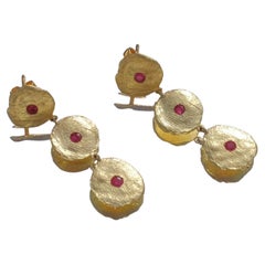 Boucles d'oreilles pendantes en or jaune 18 carats avec 3 pierres de rubis