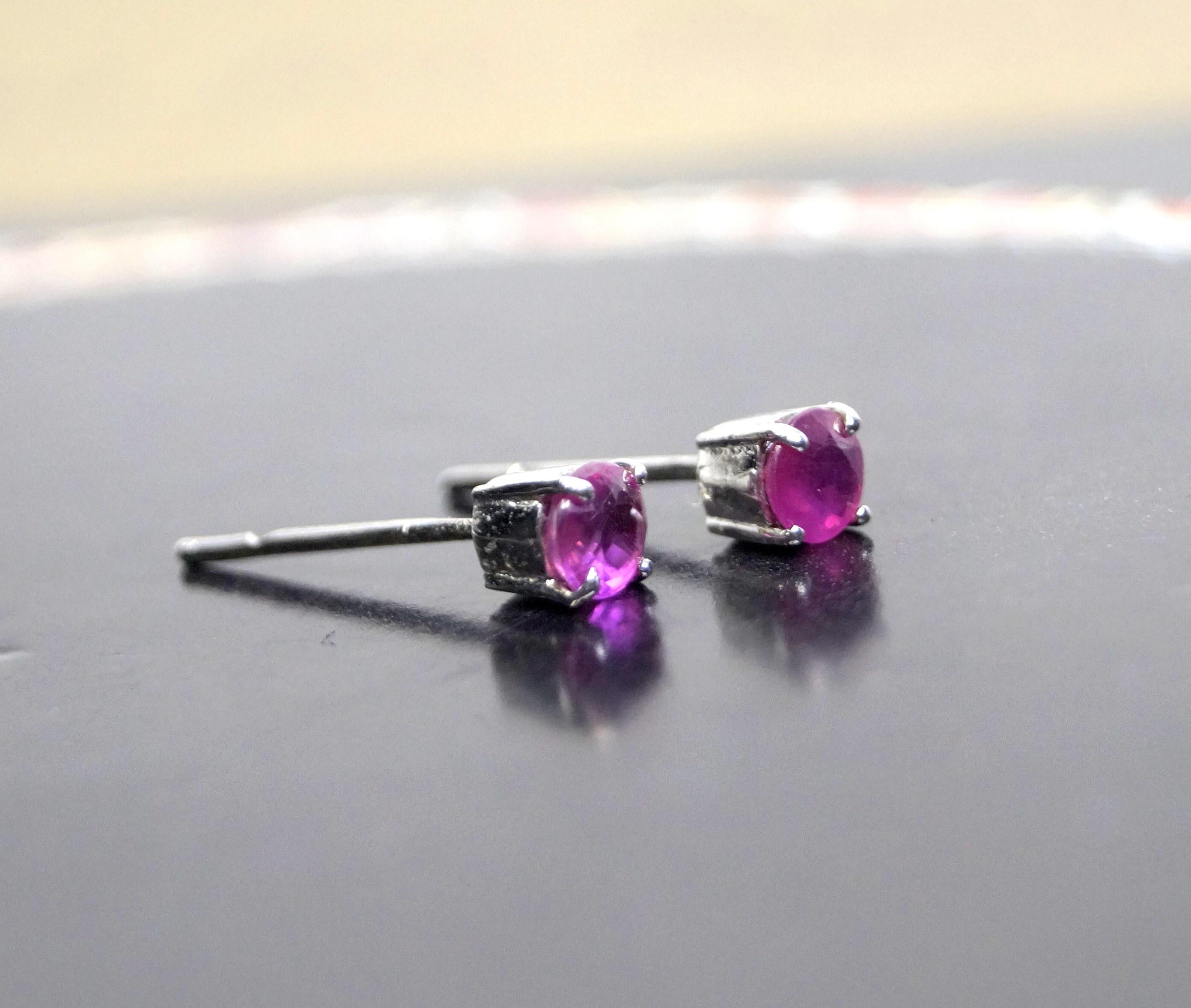 Ruby Earring Certified 1.00ctw Burma Ruby 925 Sterling Silver Earring In New Condition For Sale In Delhi, DL