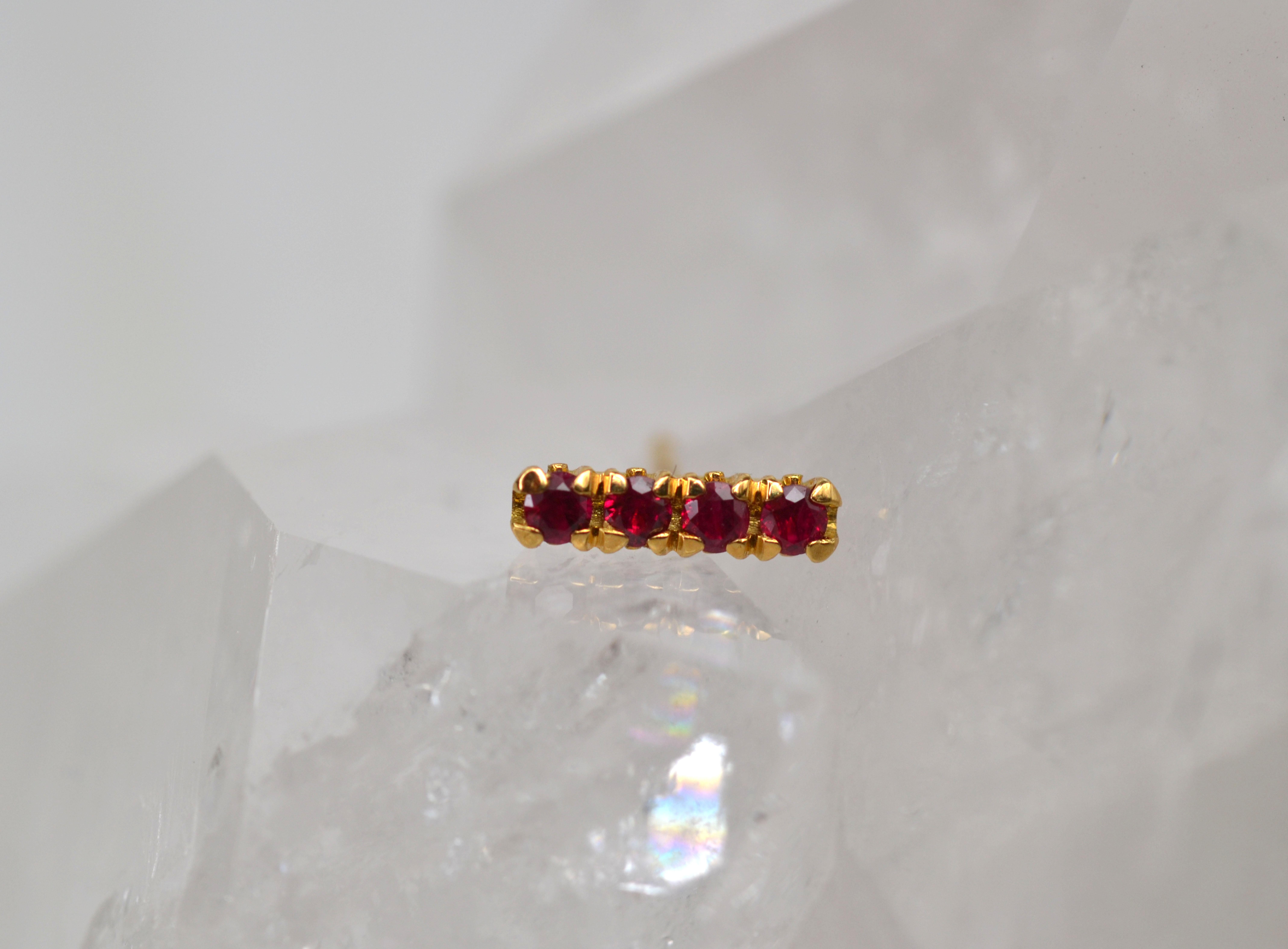 Clous d'oreilles en or jaune 18 carats et rubis Neuf - En vente à London, GB