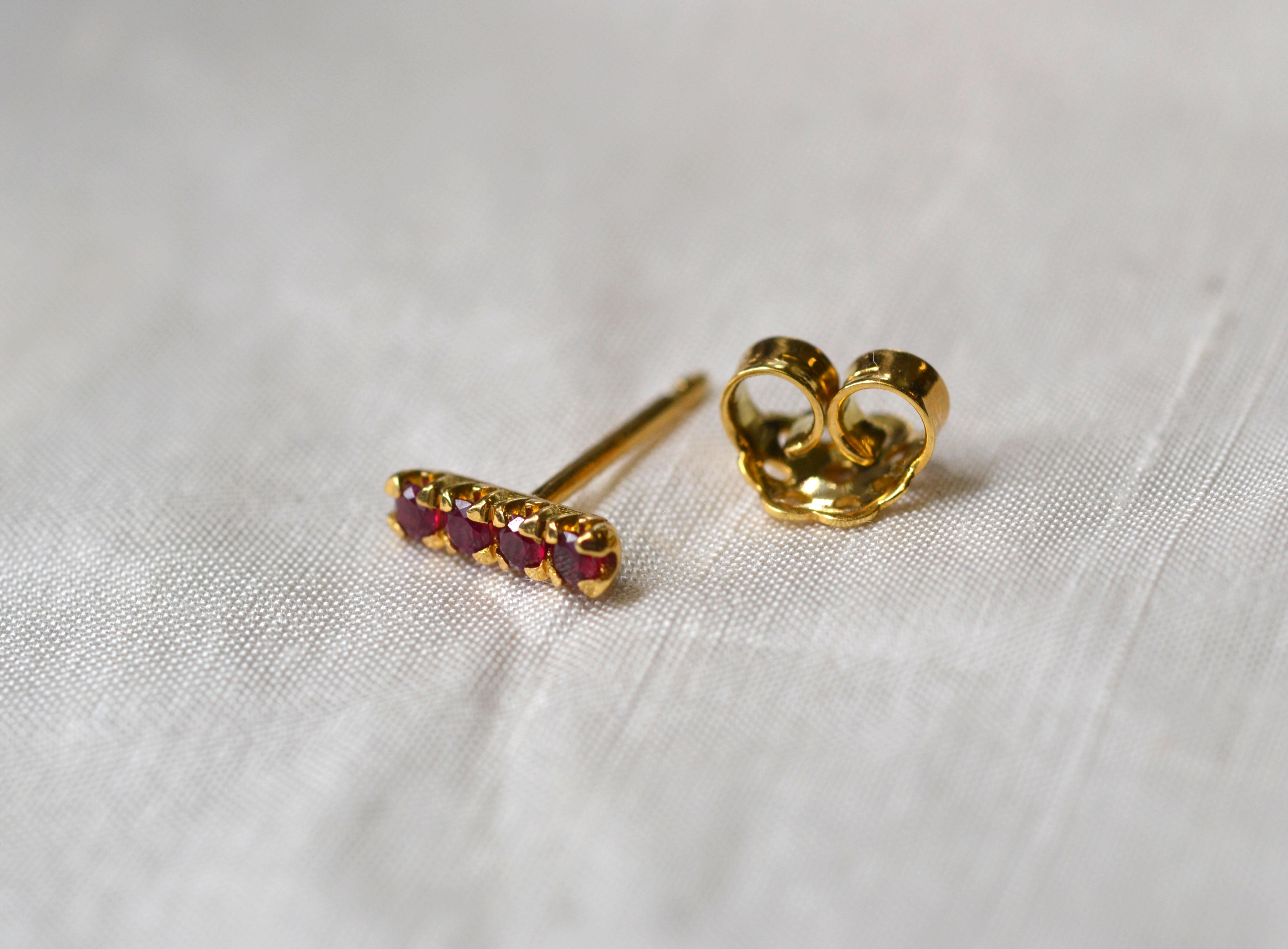 Clous d'oreilles en or jaune 18 carats et rubis Unisexe en vente