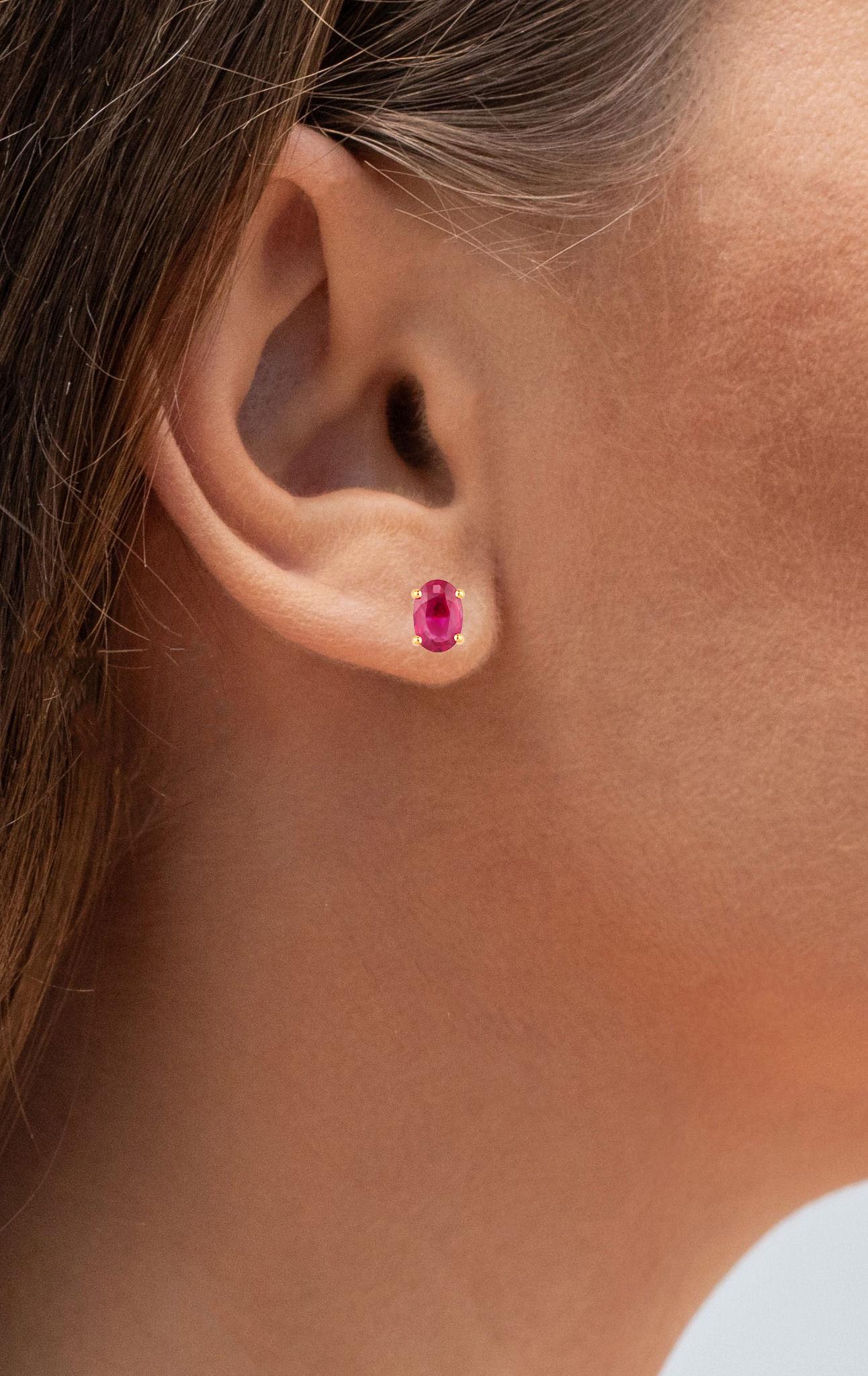 Taille ovale Ruby Earrings 1.02 Carats 14K Yellow Gold en vente