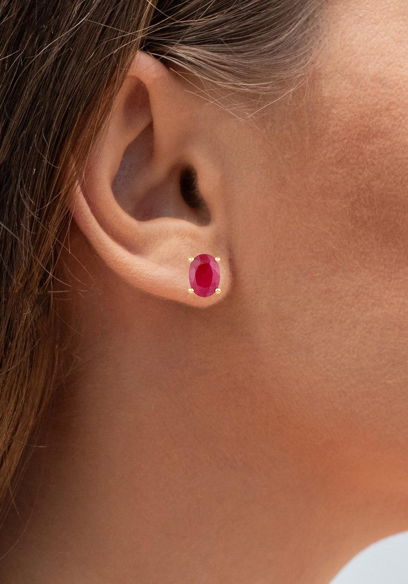 Taille ovale Ruby Earrings 1.68 Carats 14K Yellow Gold en vente