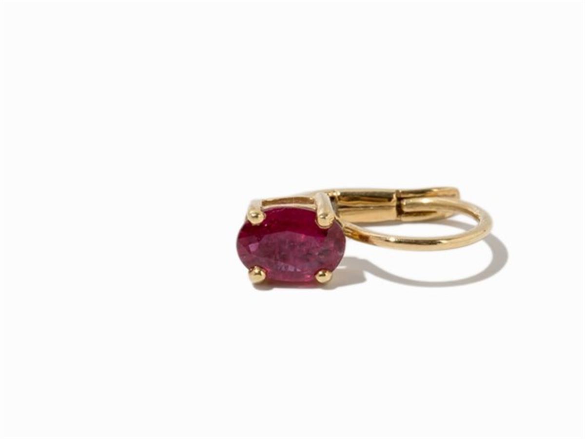 750 Yellow gold
- hallmarked with the fineness
- 2 oval faceted rubies of together 1.31 ct
- length of the earrings: ca. 1,4 cm
- Total weight: approx. 2.1 g
