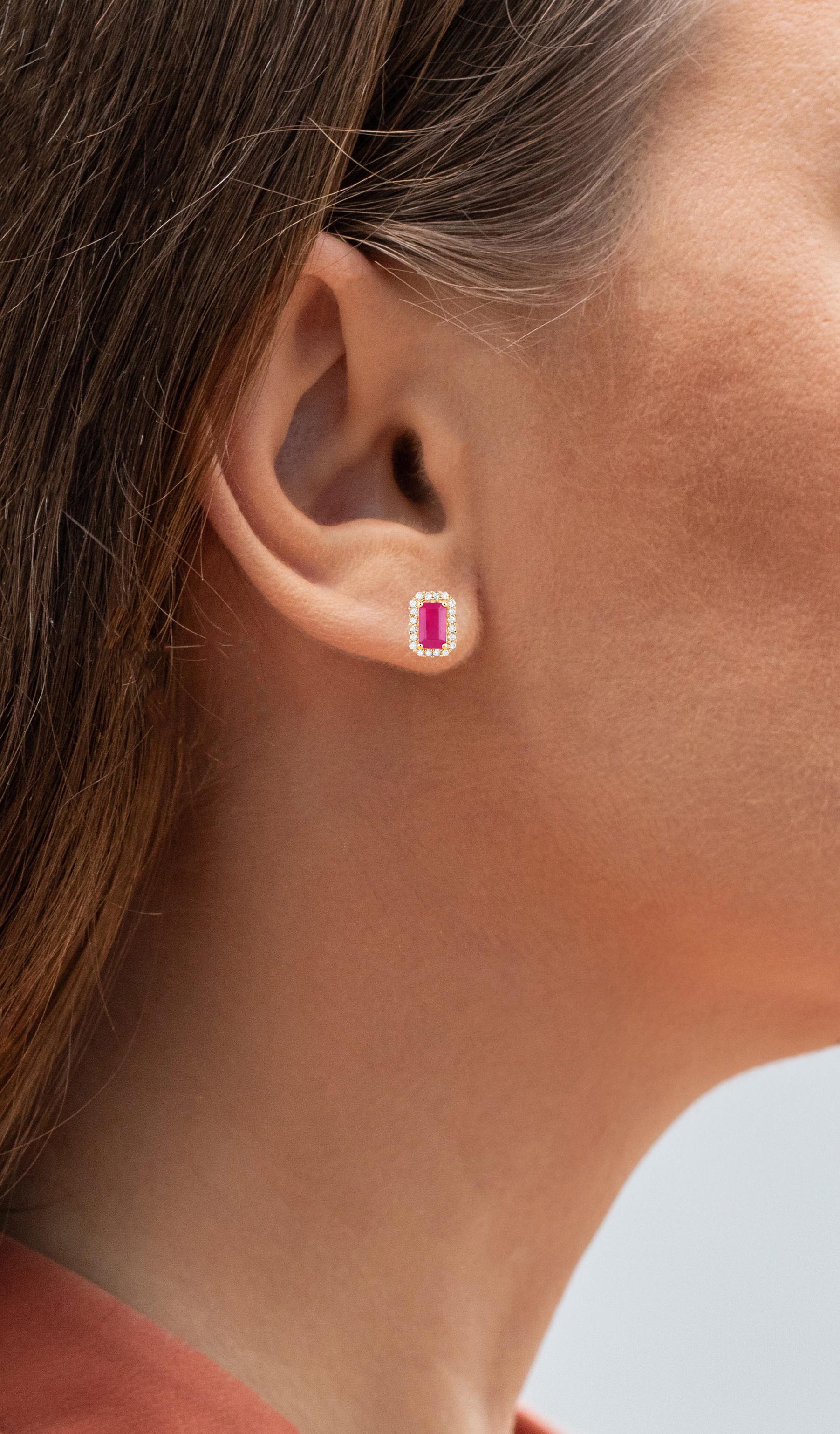 Il est accompagné d'une évaluation gemmologique par la GIA (GG/AJP).
Toutes les pierres précieuses sont naturelles.
2 rubis = 0,64 carats
Traitement : Remplissage
40 diamants = 0,10 carats
Métal : Or jaune 14K
Dimensions : 8 x 5 mm