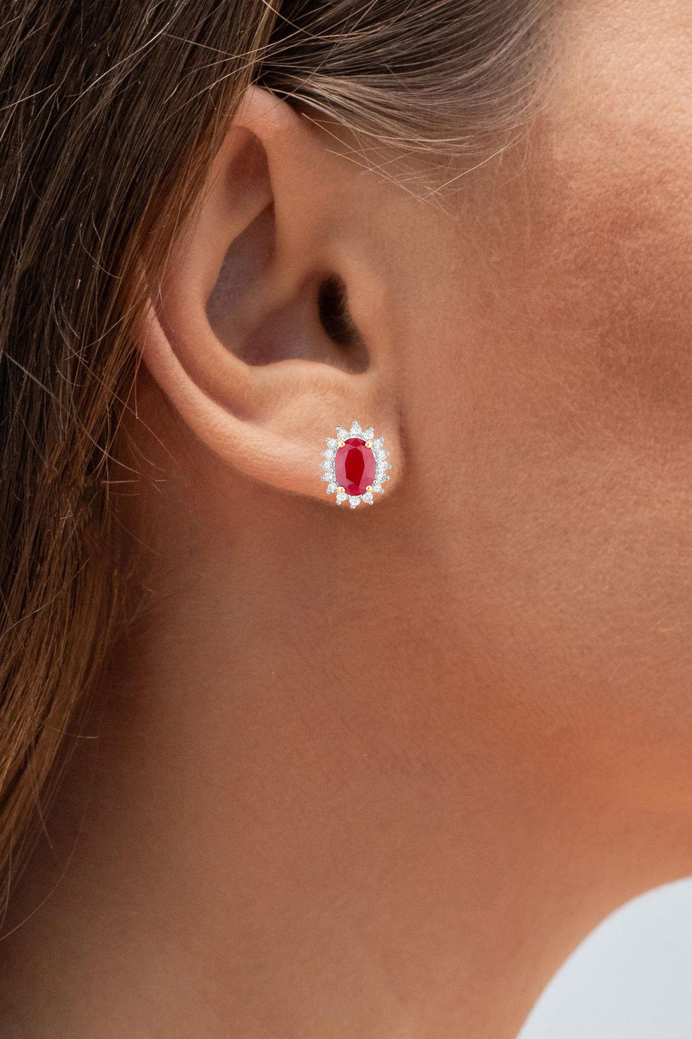 Taglio ovale Ruby Earrings Halo Diamonds 2 Carats 14K Yellow Gold in vendita