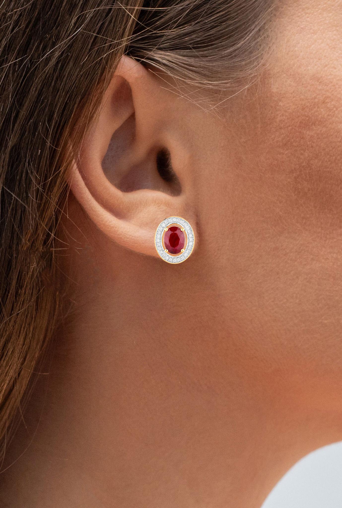 Taglio ovale Ruby Earrings Halo Diamonds 2.1 Carats 14K Yellow Gold in vendita