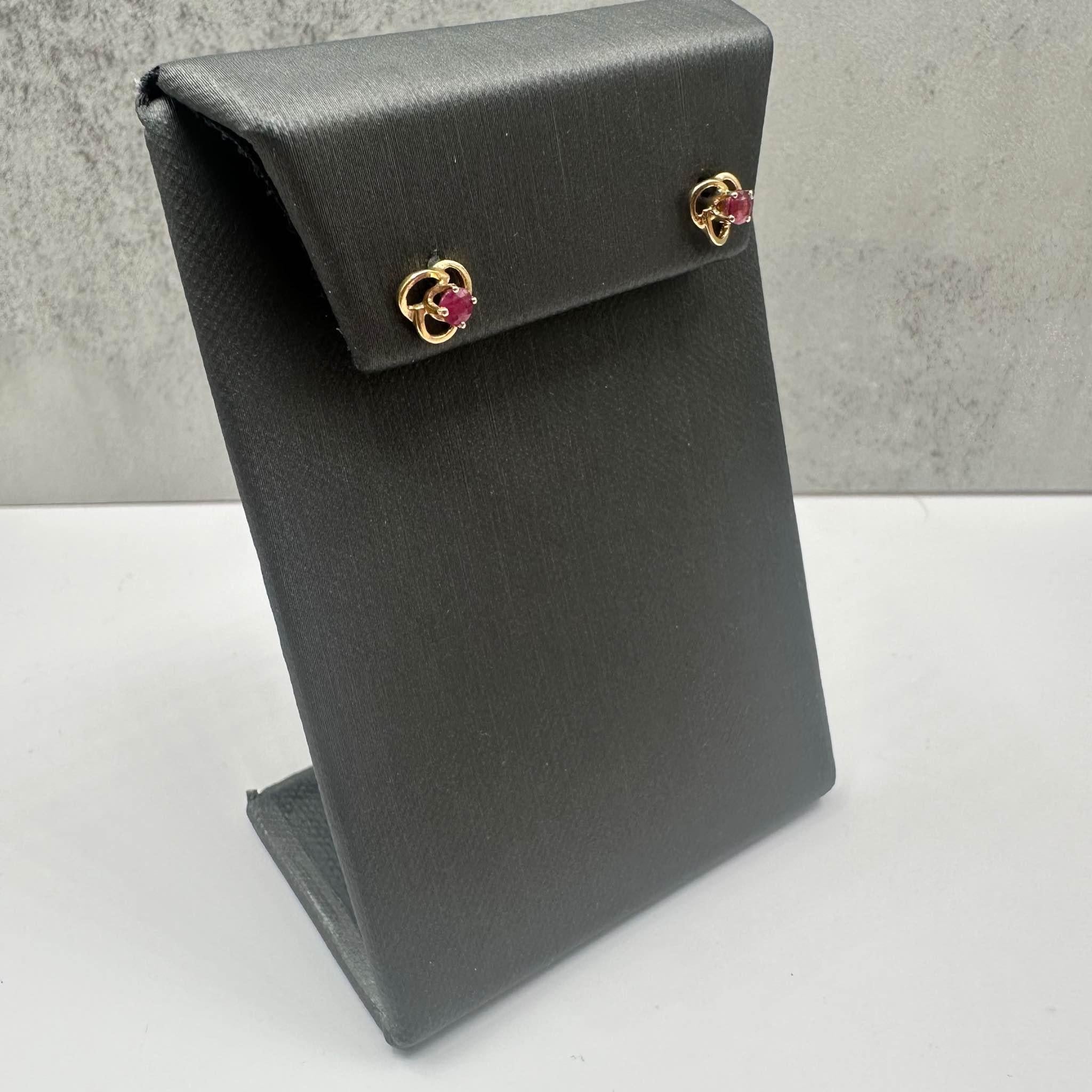 Questi bellissimi orecchini di rubini in oro giallo 14 carati presentano due rubini rotondi da 3 mm, che offrono un vibrante tocco di colore ed eleganza. Con un peso di soli 0,7 grammi, sono leggere e comode da indossare ogni giorno. Le chiusure