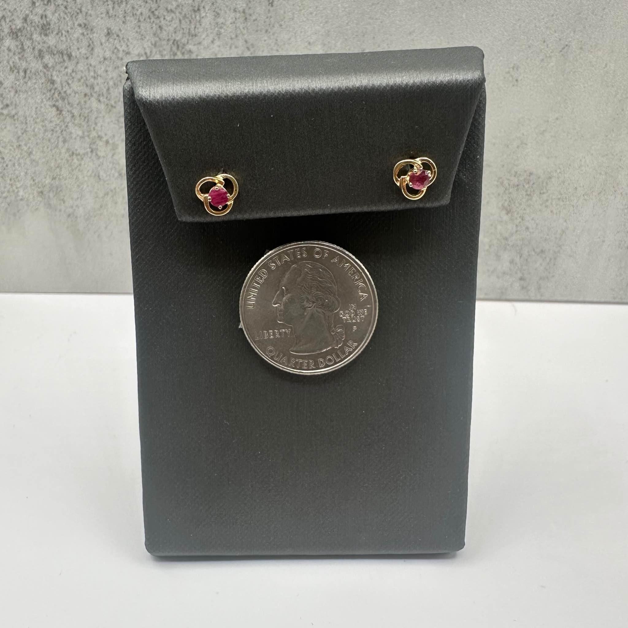 Orecchini di rubini in oro giallo 14kt - Rubini tondi da 3 mm, chiusura a pressione, usati In condizioni ottime in vendita a West Hempstead, NY