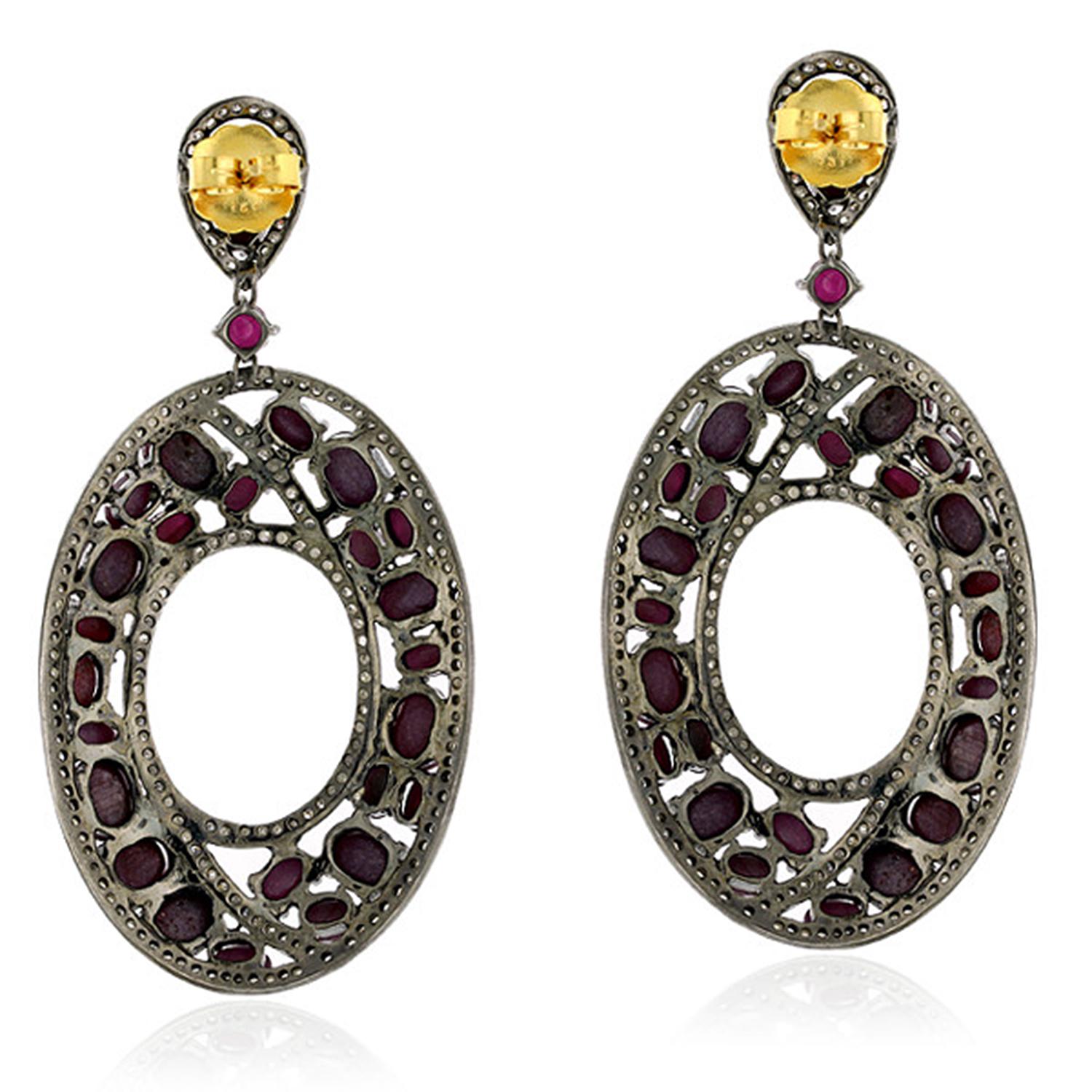 Pendientes de rubí en jaula de diamantes pavé de oro amarillo de 18 quilates y plata Corte mixto en venta