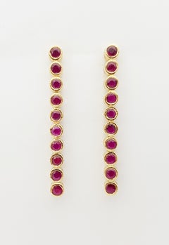 Ruby  Boucles d'oreilles montées dans des montures en or 18 carats