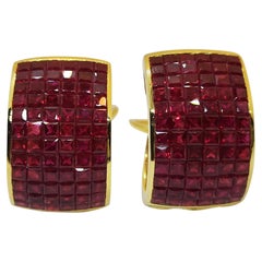 Boucles d'oreilles en rubis serties dans des montures en or 18 carats