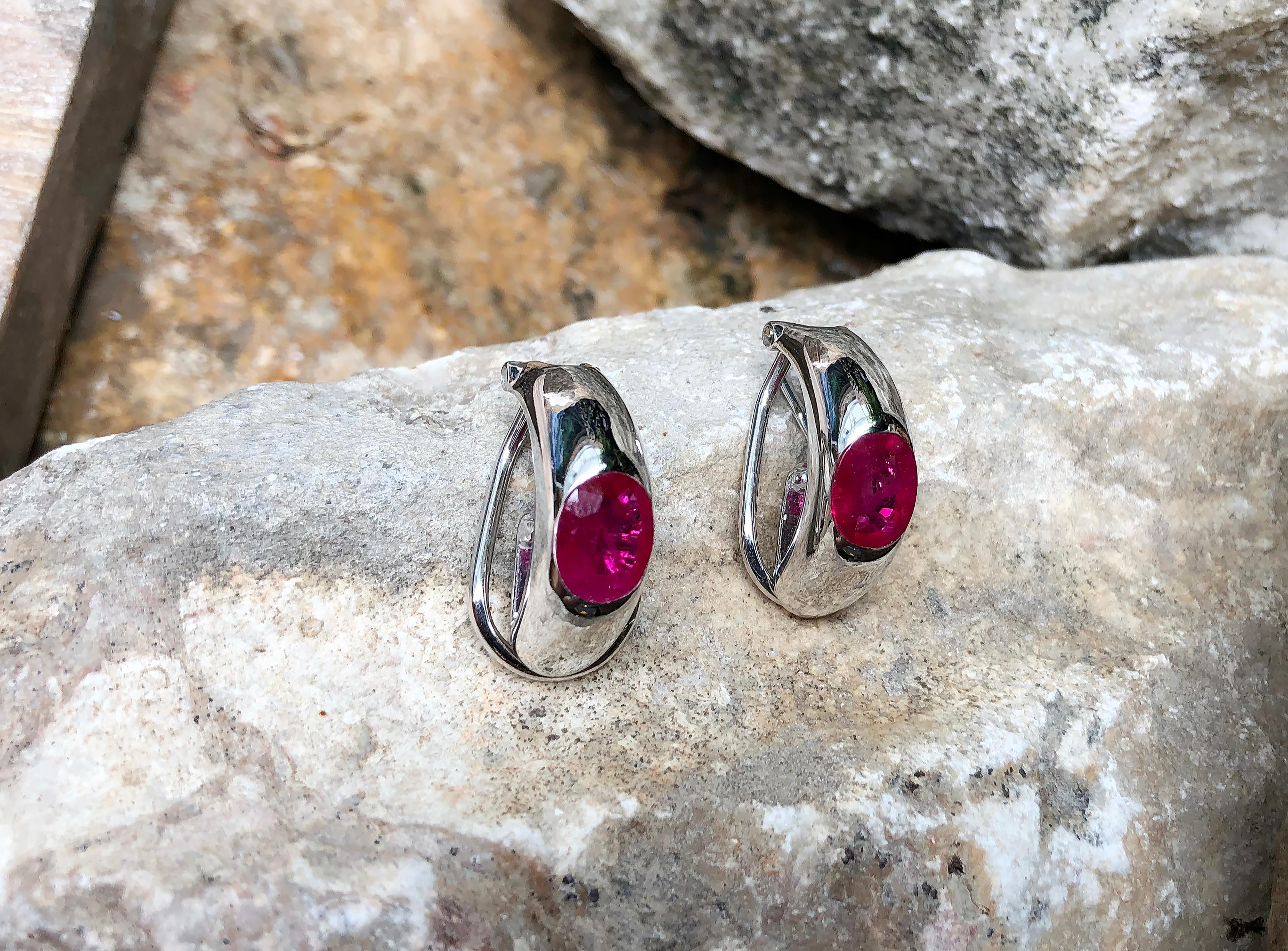 Ruby Earrings Set in 18 Karat White Gold Settings In New Condition For Sale In Bangkok, TH