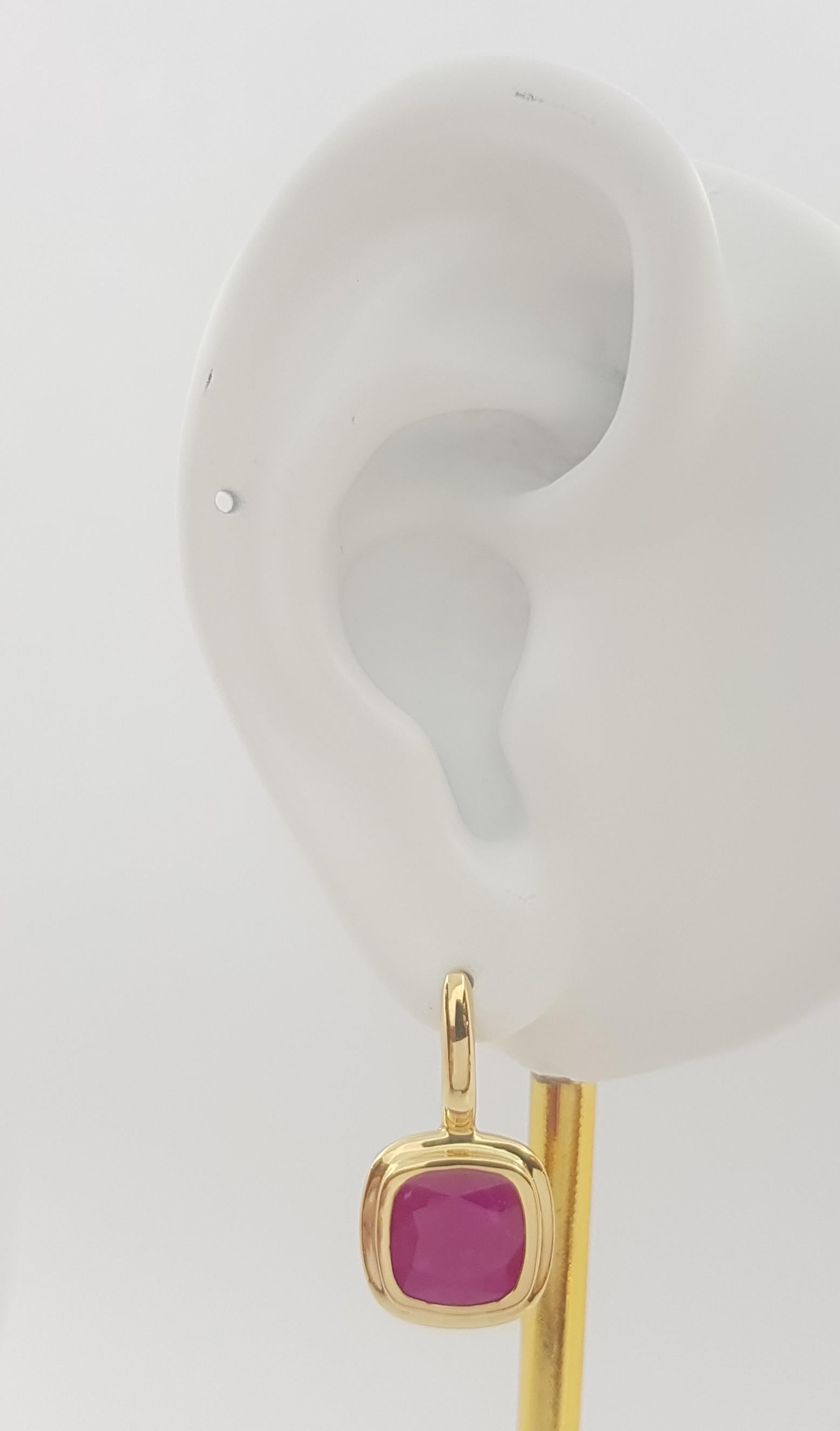 Orecchini di rubino da 7,27 carati con montatura in oro 18 carati

Larghezza: 1.2 cm 
Lunghezza: 2.2 cm
Peso totale: 6.97 grammi

