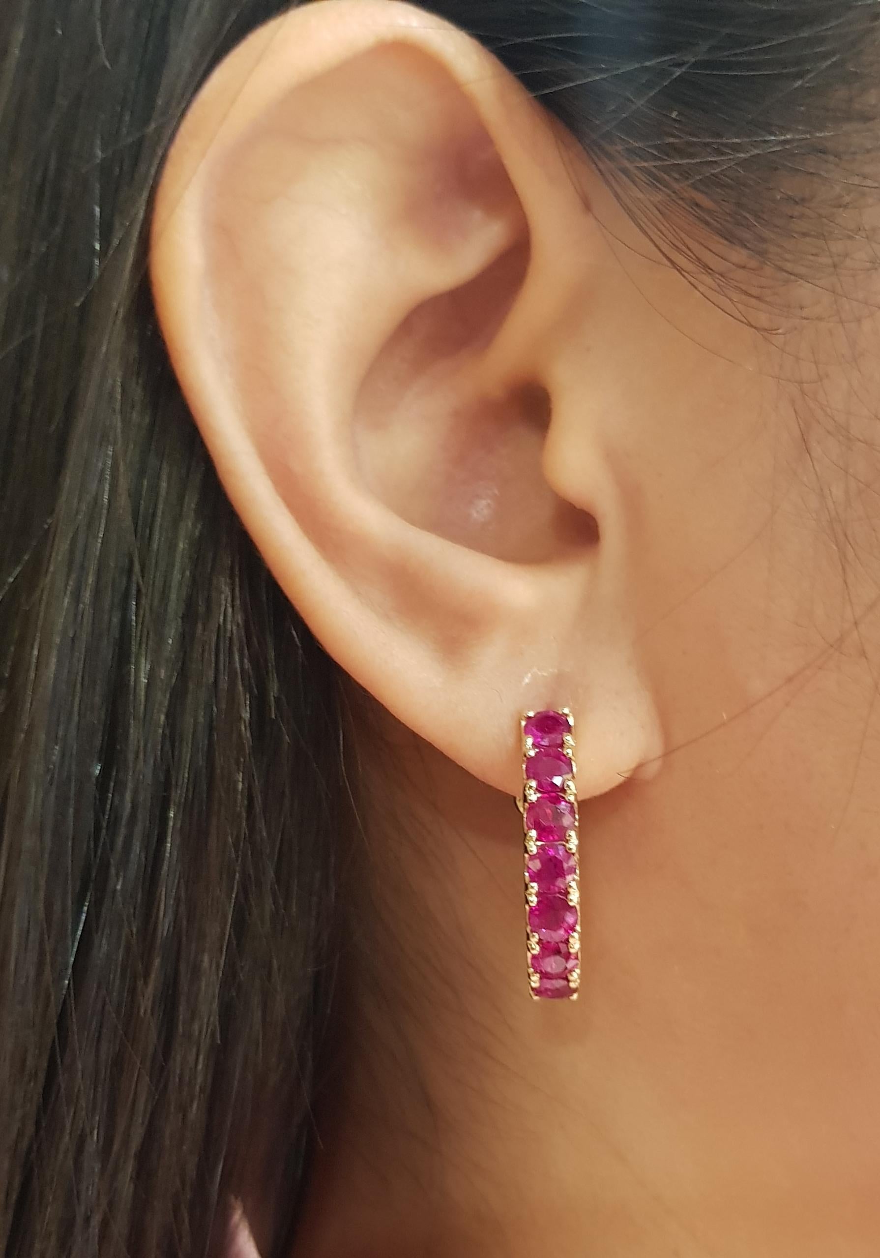 Orecchini di rubino da 4,27 carati con montatura in oro 18K

Larghezza: 0,4 cm 
Lunghezza: 2,3 cm
Peso totale: 7.62 grammi

