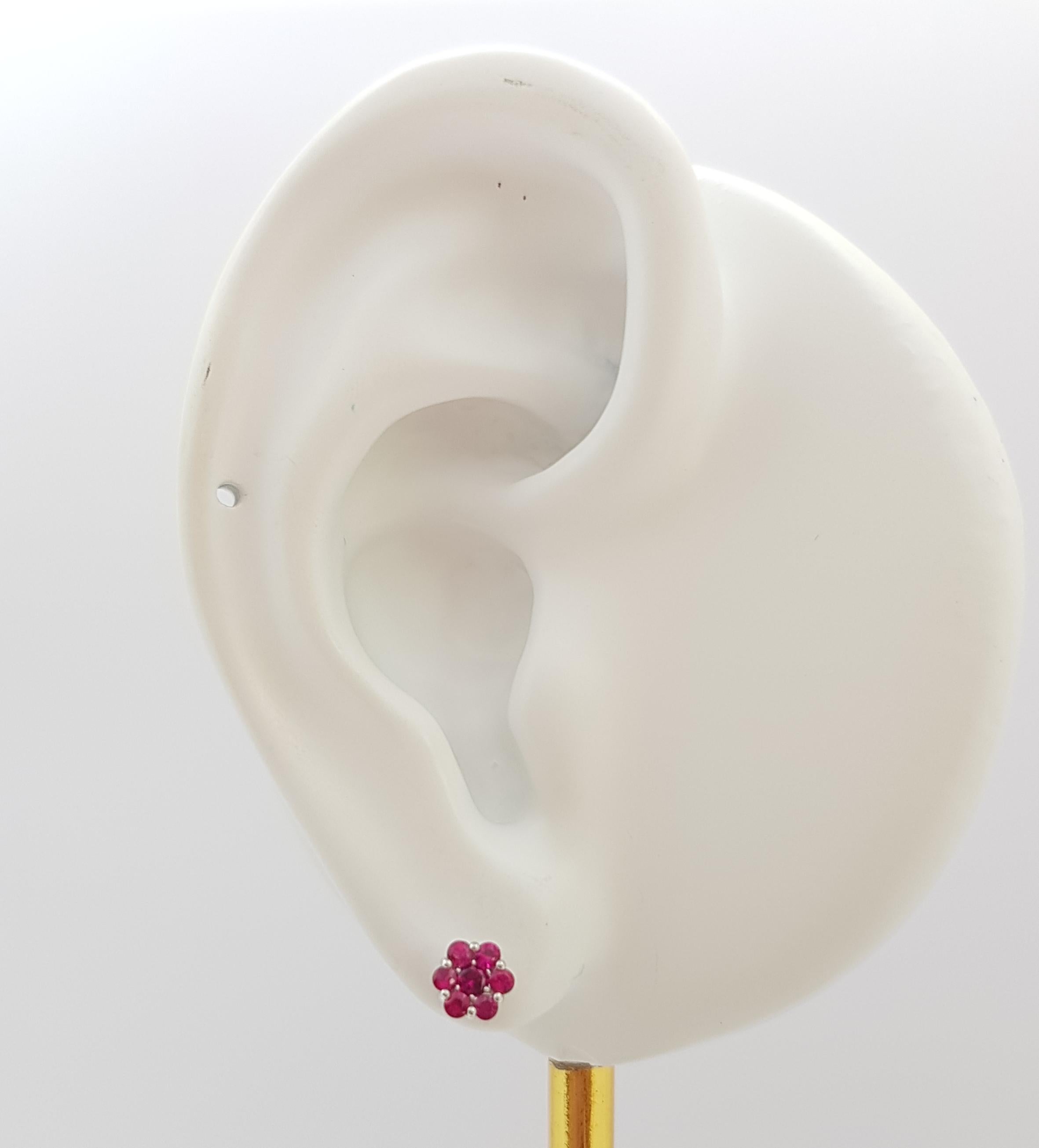 Boucles d'oreilles en or blanc 18K serties de rubis 0,31 carat

Largeur : 0,5 cm 
Longueur : 0.5 cm
Poids total : 1.3 grammes

