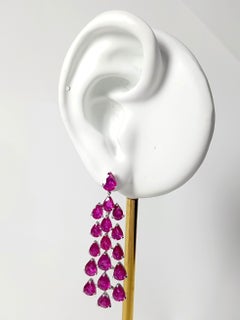 Orecchini di rubini con montatura in oro bianco 18K