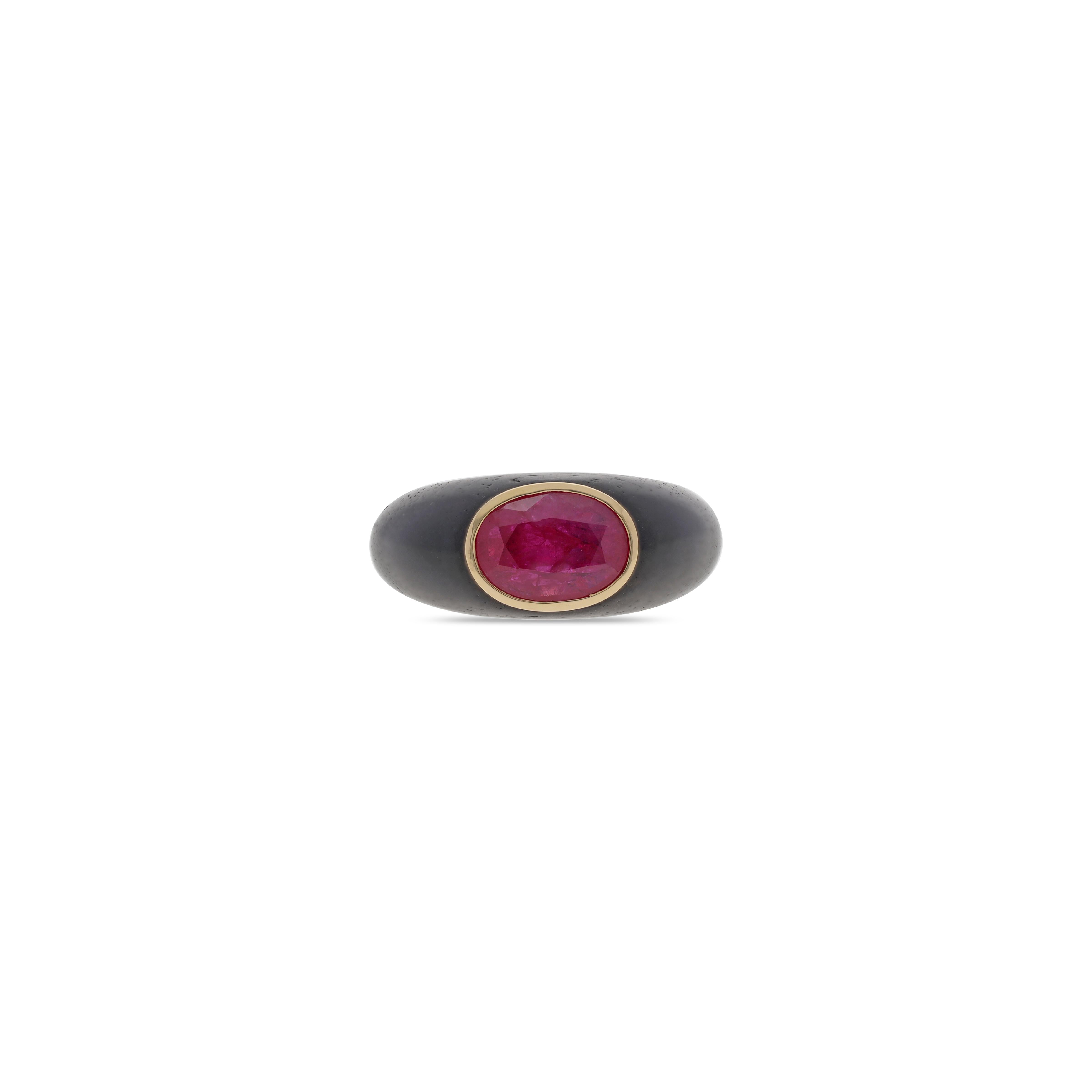 Si tratta di un elegante anello con rubino da 2,20 carati e legno d'ebano da 6,30 carati in oro giallo 18 carati.
L'intero anello è realizzato in oro giallo 18 ct.
 È un anello classico.  
Servizi personalizzati
Il ridimensionamento è