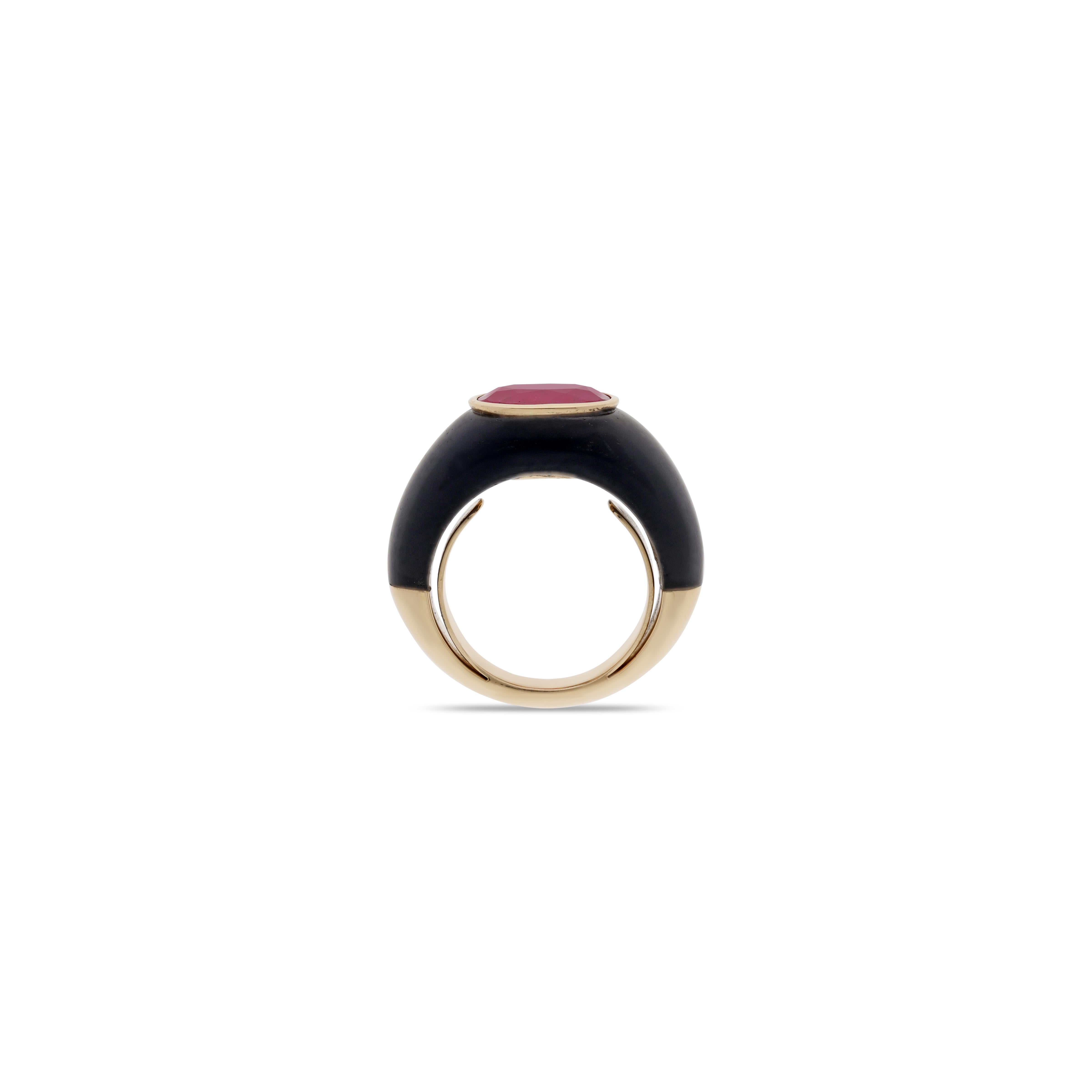 Contemporaneo Anello con rubino e legno d'ebano in oro giallo 18k in vendita