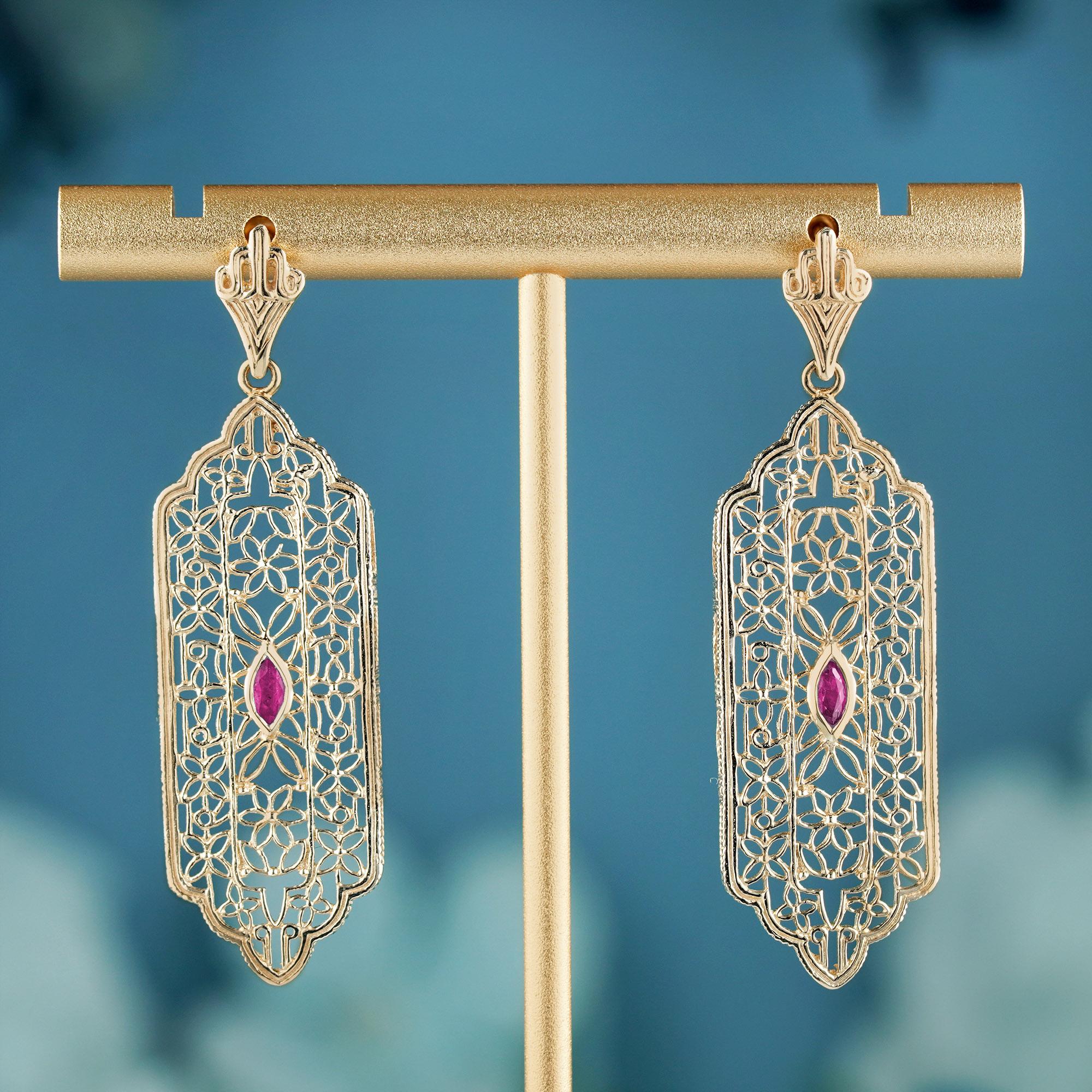 Un superbe rubis de forme marquise au centre, entouré d'un filigrane d'or complexe. Le délicat travail de filigrane met en valeur la riche teinte rouge du rubis, créant un magnifique contraste et ajoutant un charme vintage. Le design gracieux de ces