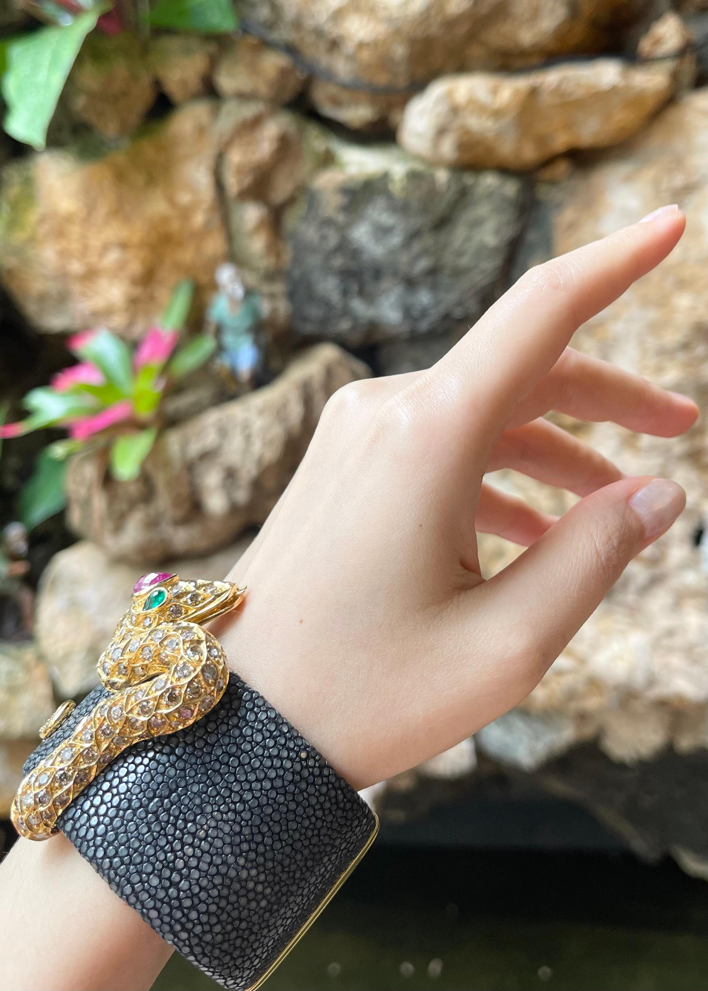 Ruby, Emerald and Brown Diamond Snake Bangle in Stingray and 18K Gold Settings In New Condition For Sale In Bangkok, TH
