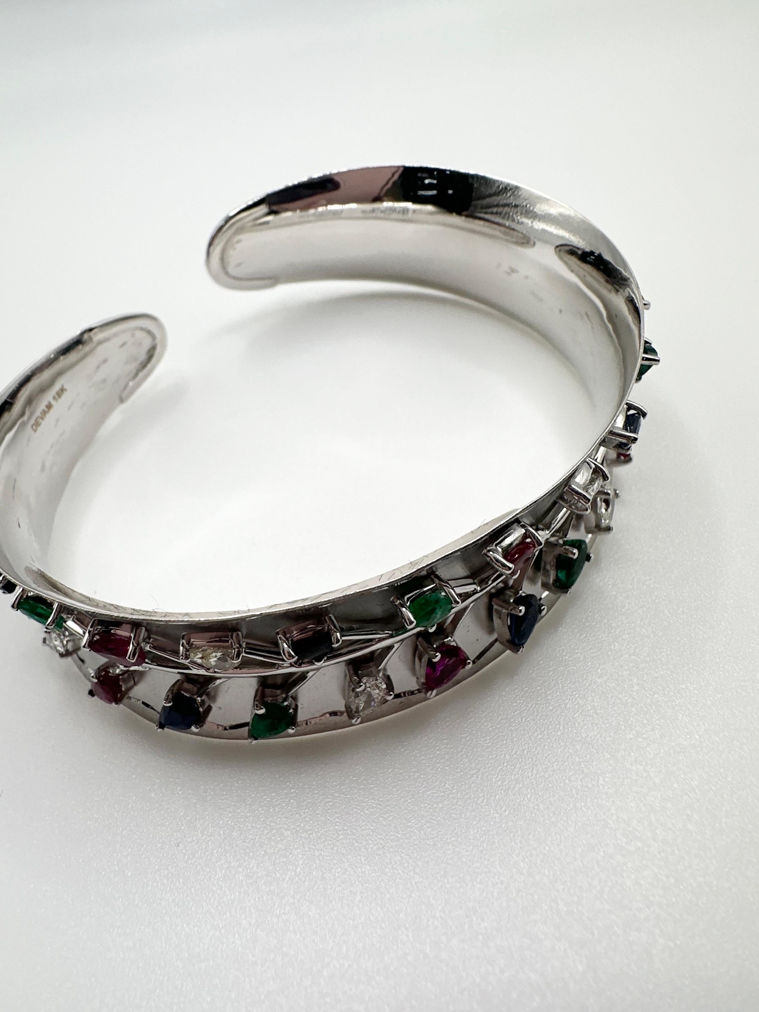 Taglio a goccia Bracciale bangle in oro 18KT con rubino, smeraldo e diamante in vendita