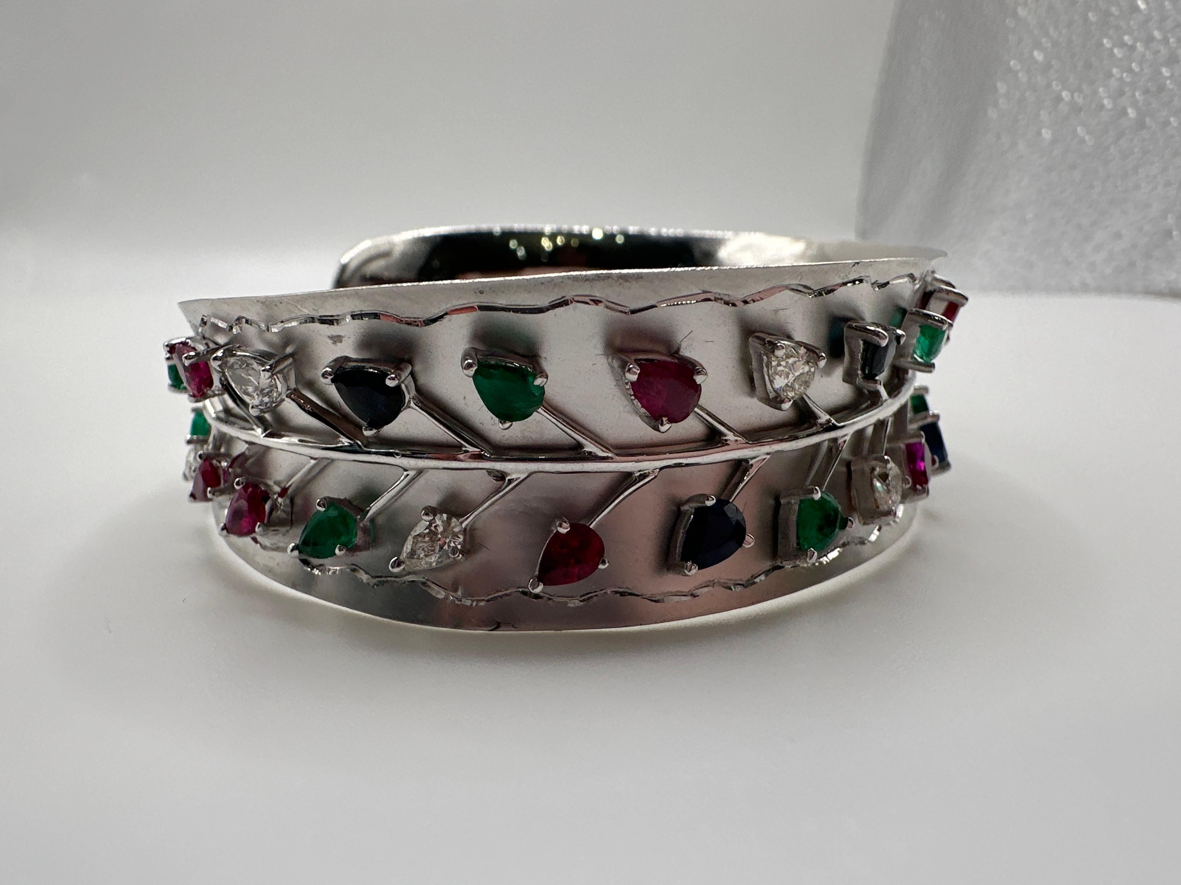 Bracciale bangle in oro 18KT con rubino, smeraldo e diamante In condizioni Nuovo in vendita a Boca Raton, FL