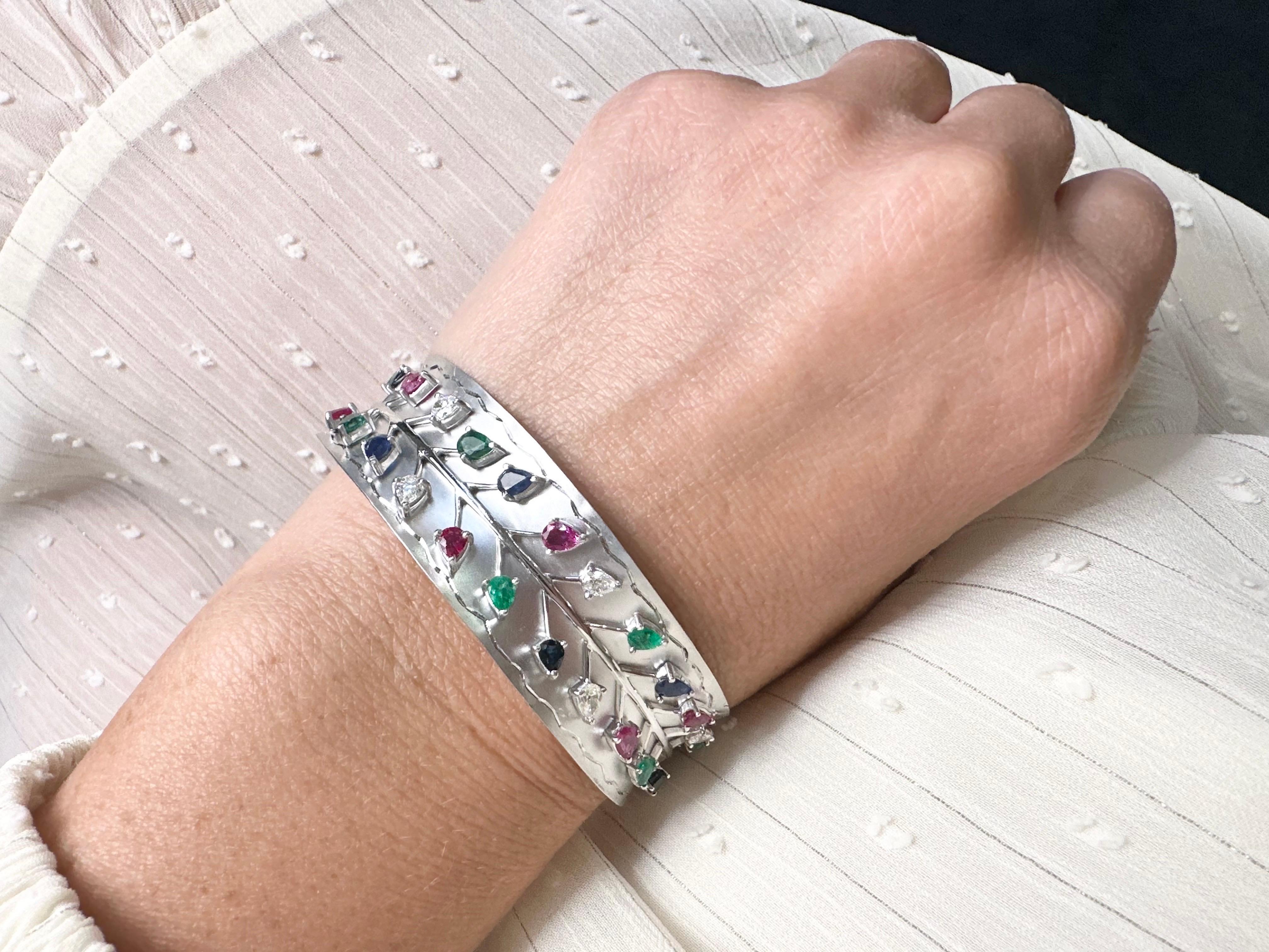 Bracciale bangle in oro 18KT con rubino, smeraldo e diamante in vendita 1