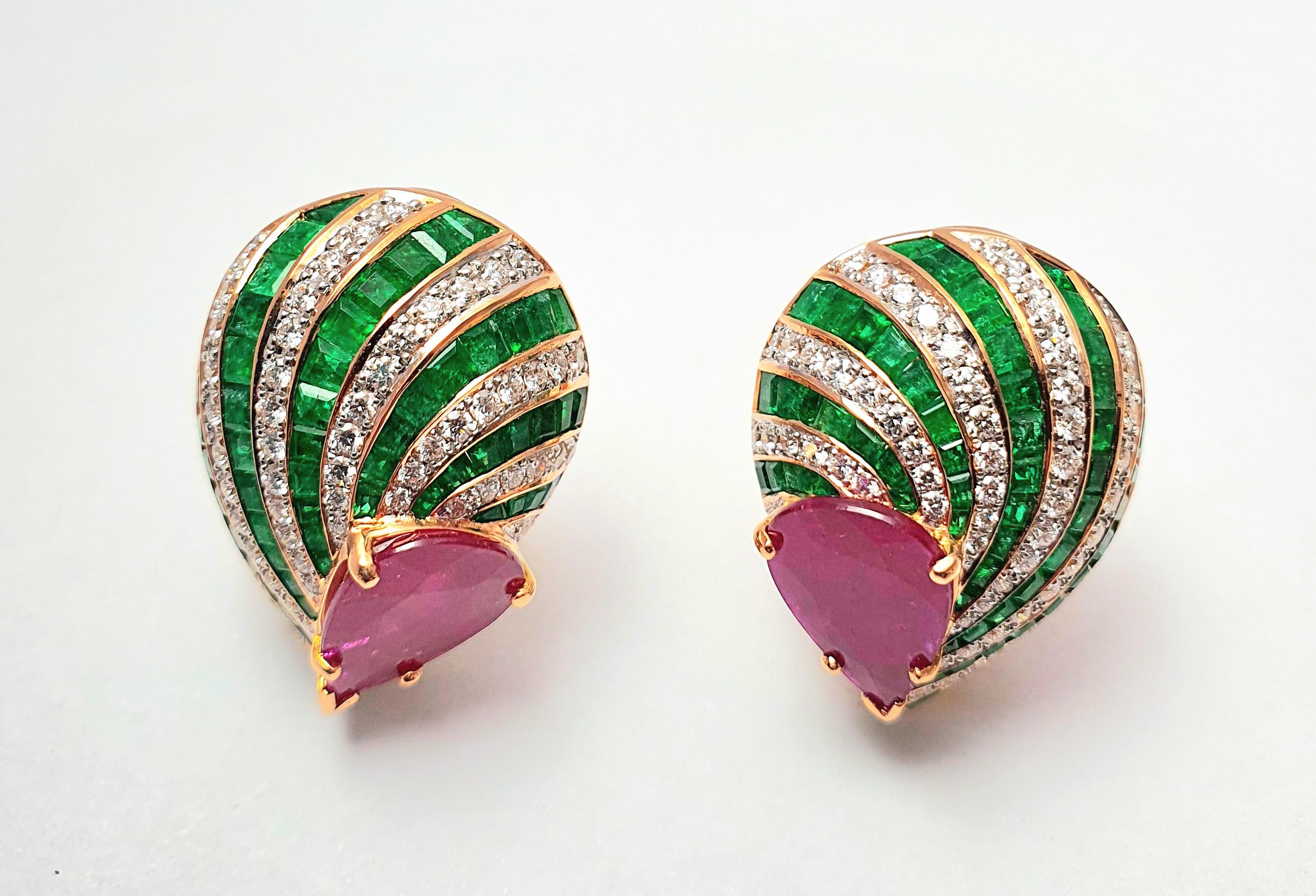 Orecchini con rubini, smeraldi e diamanti incastonati in oro rosa 18 carati In condizioni Nuovo in vendita a Bangkok, TH