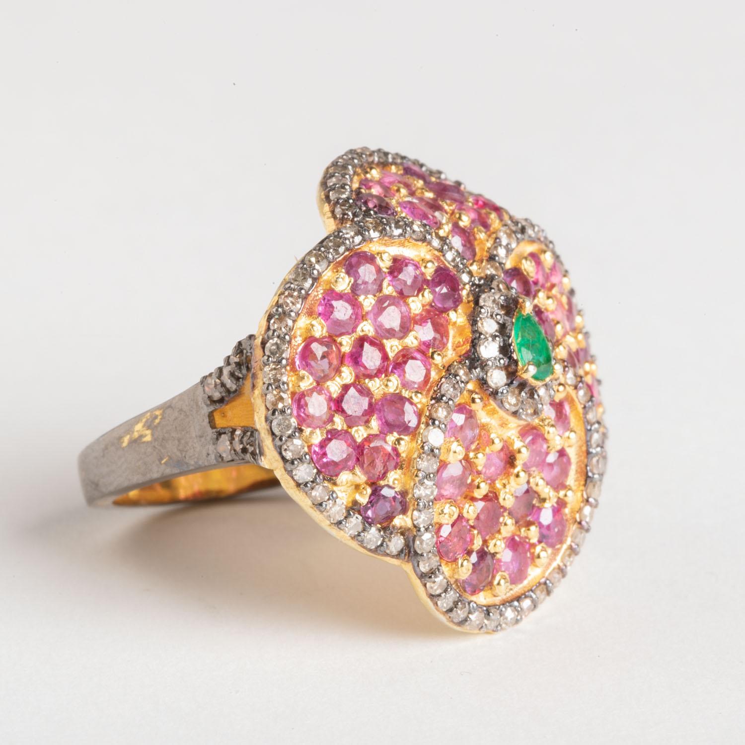Taille ronde Bague cocktail à motif de fleurs en rubis, émeraudes et diamants en vente