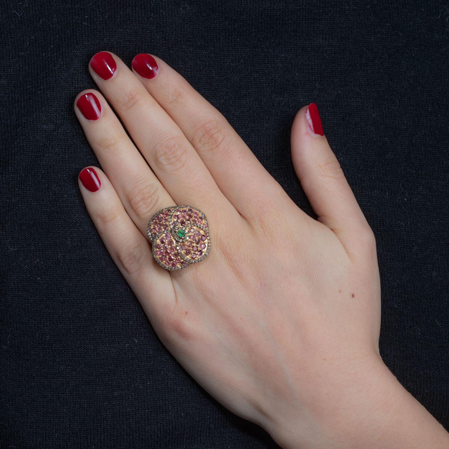 Bague cocktail à motif de fleurs en rubis, émeraudes et diamants Excellent état - En vente à Nantucket, MA