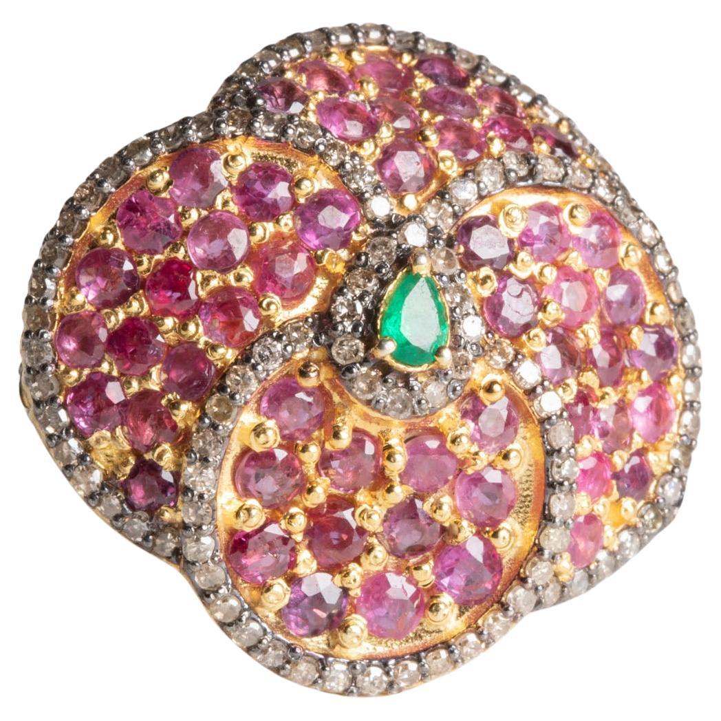 Bague cocktail à motif de fleurs en rubis, émeraudes et diamants