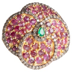 Bague cocktail à motif de fleurs en rubis, émeraudes et diamants