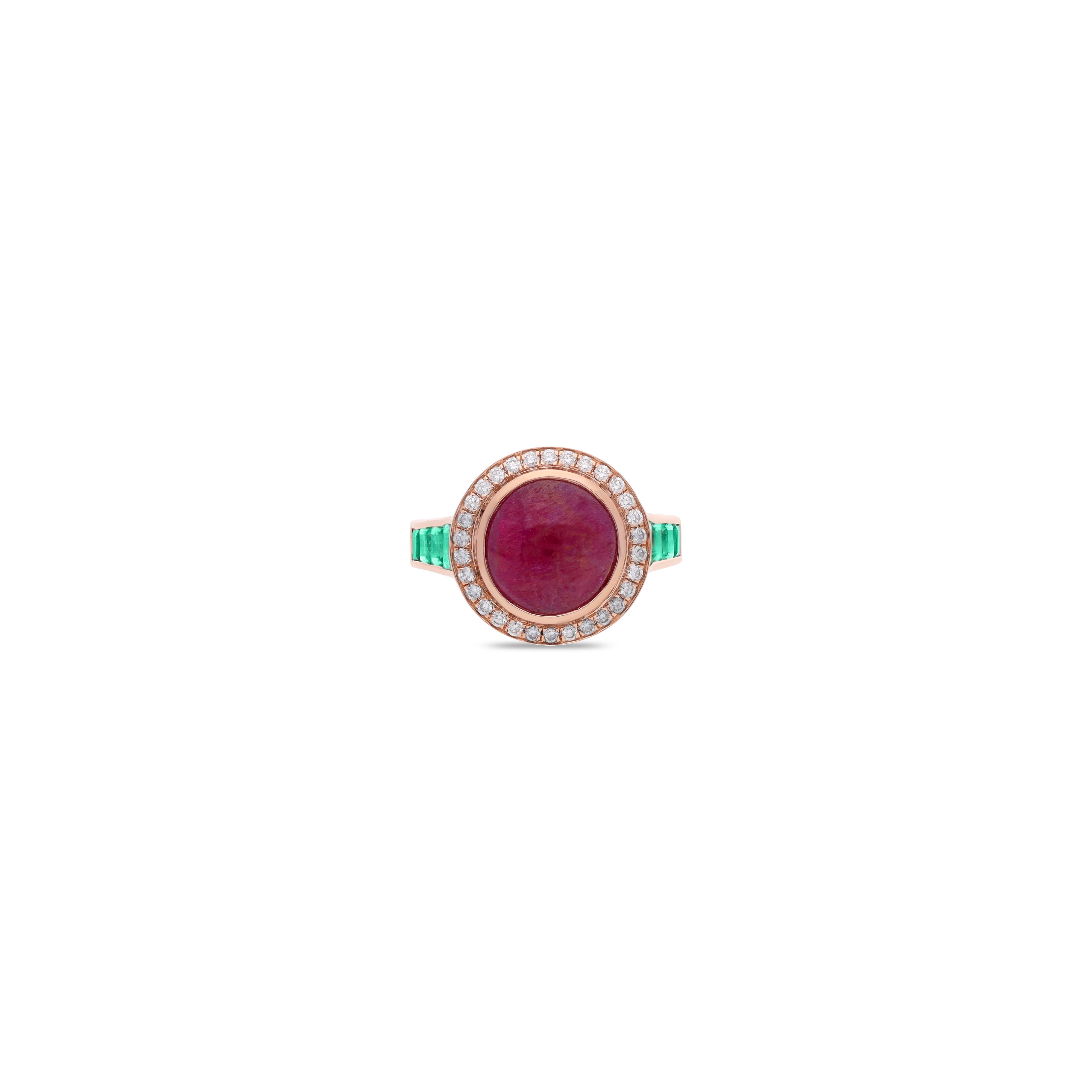 Questo elegante anello presenta un sorprendente rubino da 7,27 carati al centro, circondato da 30 diamanti brillanti per un totale di 0,26 carati. Otto smeraldi incastonati (0,81 carati) accentuano la fascia, aggiungendo un vibrante contrasto.