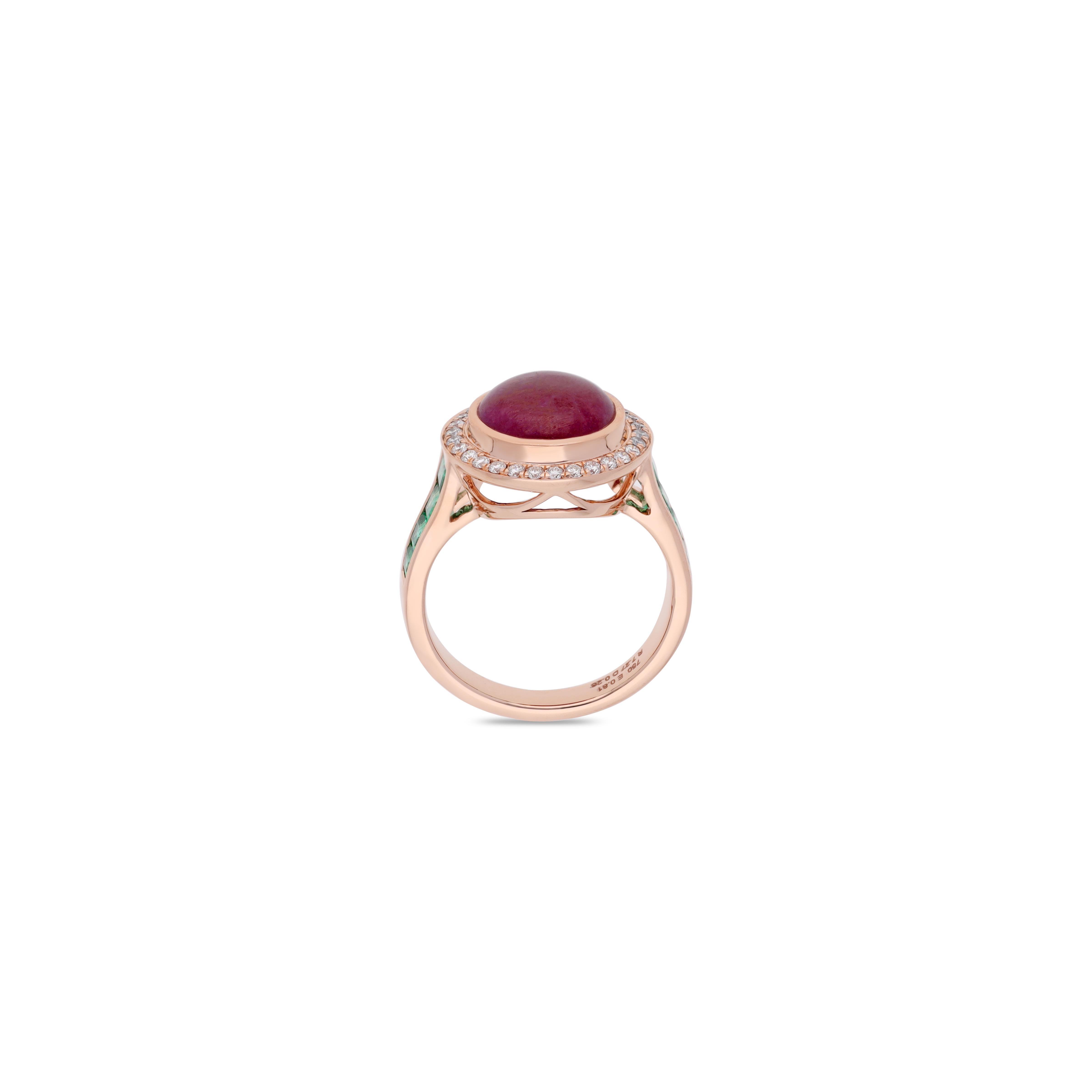 Taglio rotondo Anello con rubino, smeraldo e diamante in vendita