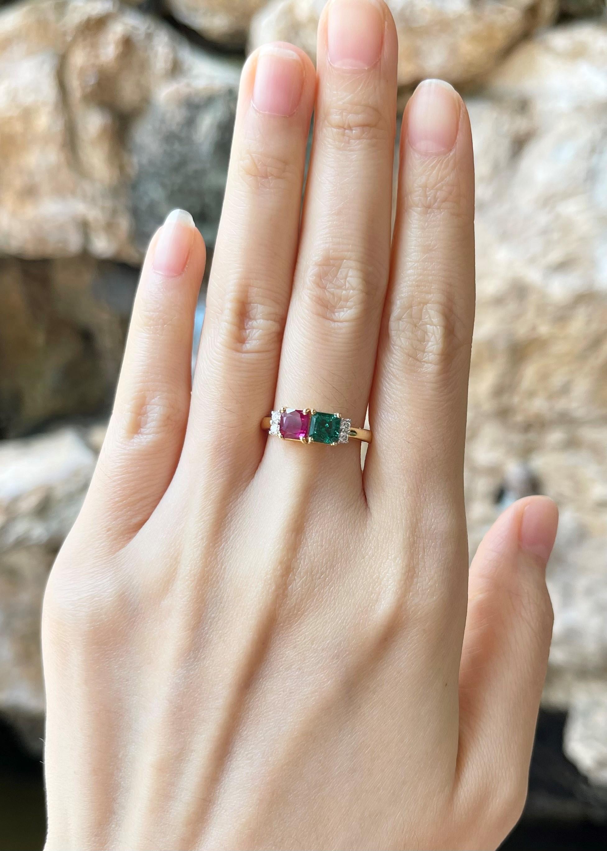 Rubin 1,07 Karat, Smaragd 0,74 Karat und Diamant 0,11 Karat Ring in 18K Goldfassung

Breite:  1.3 cm 
Länge: 0.5 cm
Ringgröße: 53
Gesamtgewicht: 4,48 Gramm


