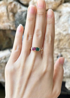 Anello con rubini, smeraldi e diamanti incastonati in oro 18 carati