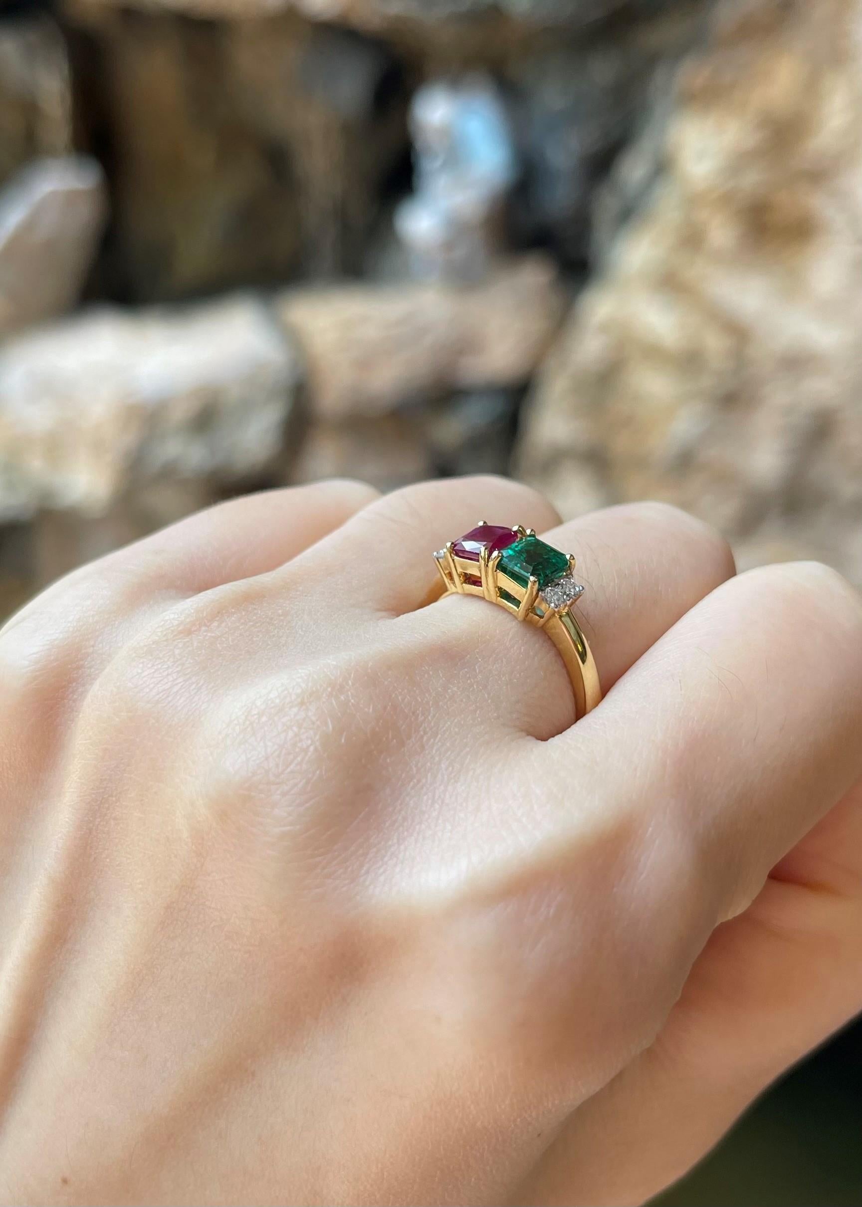 Ring mit Rubin, Smaragd und Diamant in 18 Karat Goldfassungen gefasst (Zeitgenössisch) im Angebot