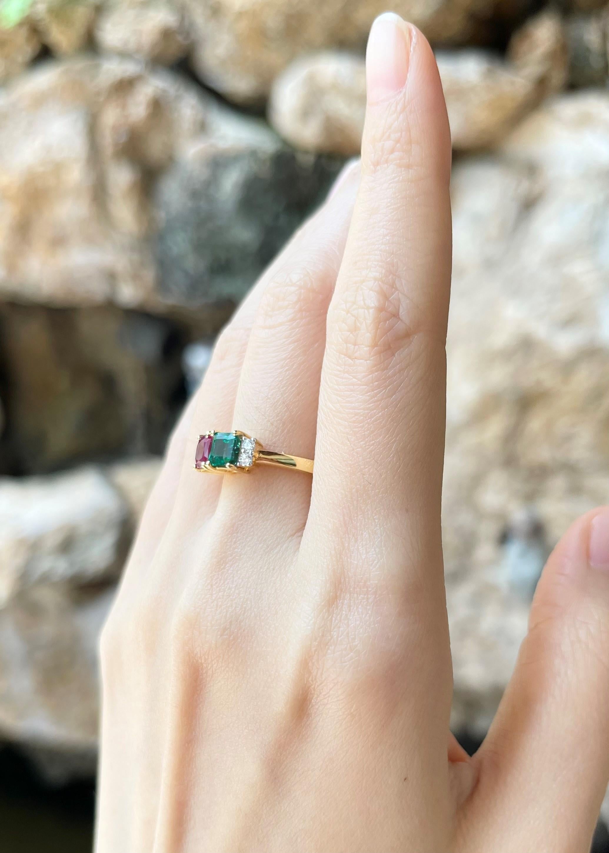 Ring mit Rubin, Smaragd und Diamant in 18 Karat Goldfassungen gefasst (Carréschliff) im Angebot
