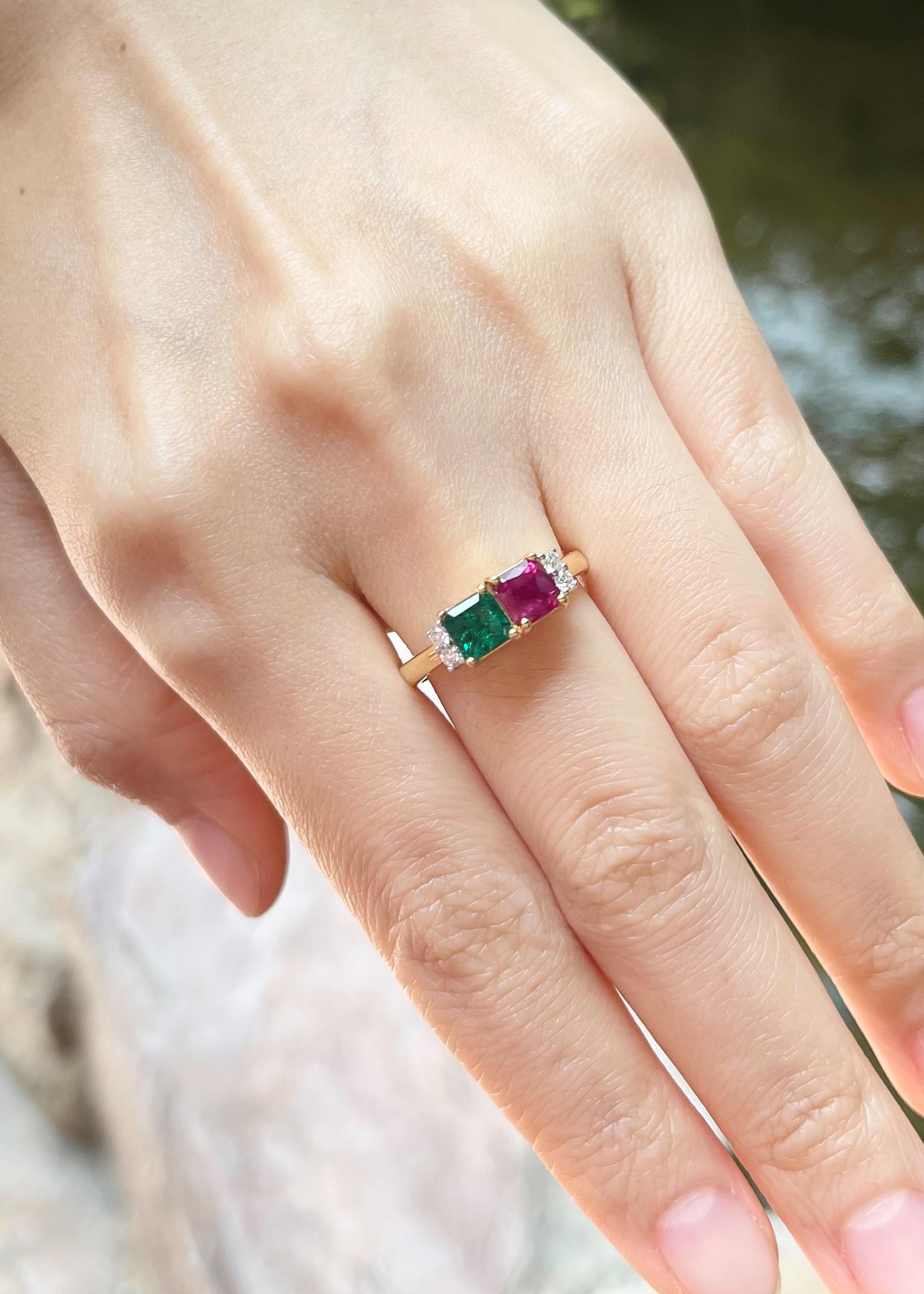 Ring mit Rubin, Smaragd und Diamant in 18 Karat Goldfassungen gefasst im Zustand „Neu“ im Angebot in Bangkok, TH