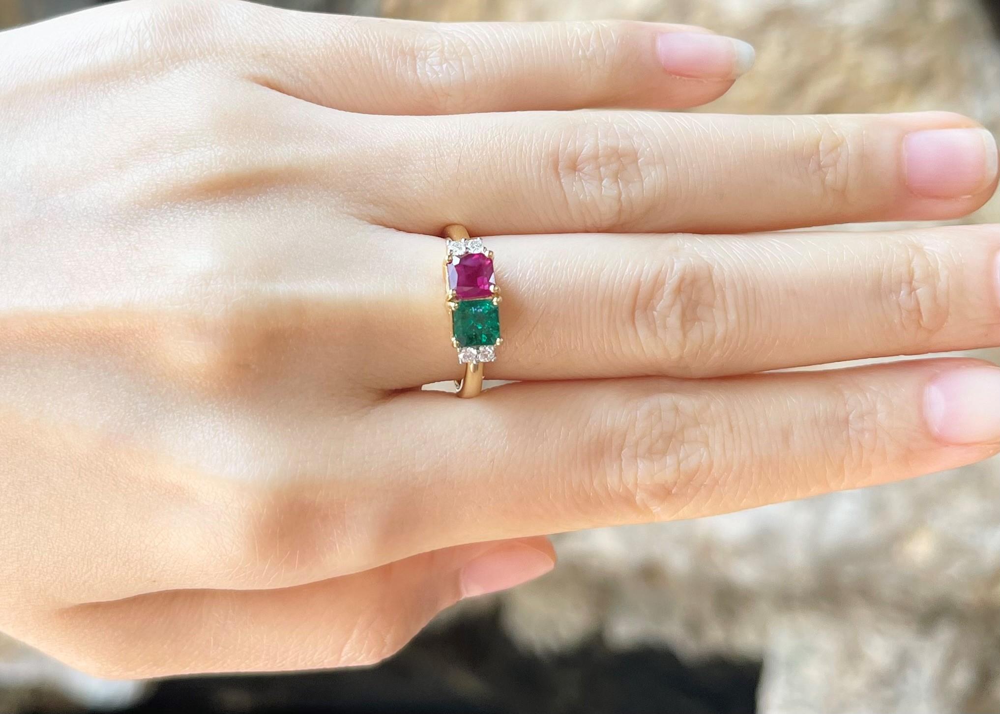Ring mit Rubin, Smaragd und Diamant in 18 Karat Goldfassungen gefasst Damen im Angebot